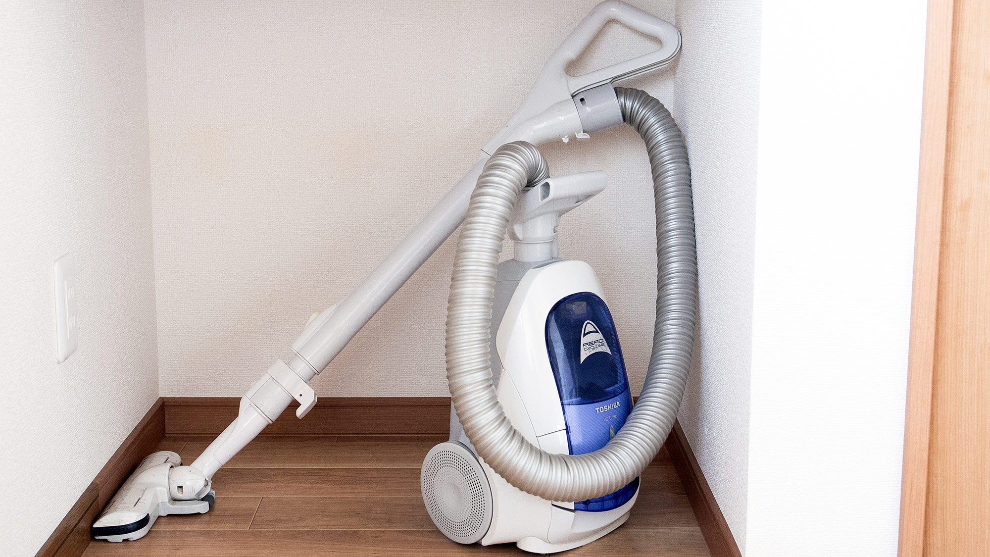 ・【洋室4畳】掃除機を完備。連泊利用でも安心してご滞在いただけます