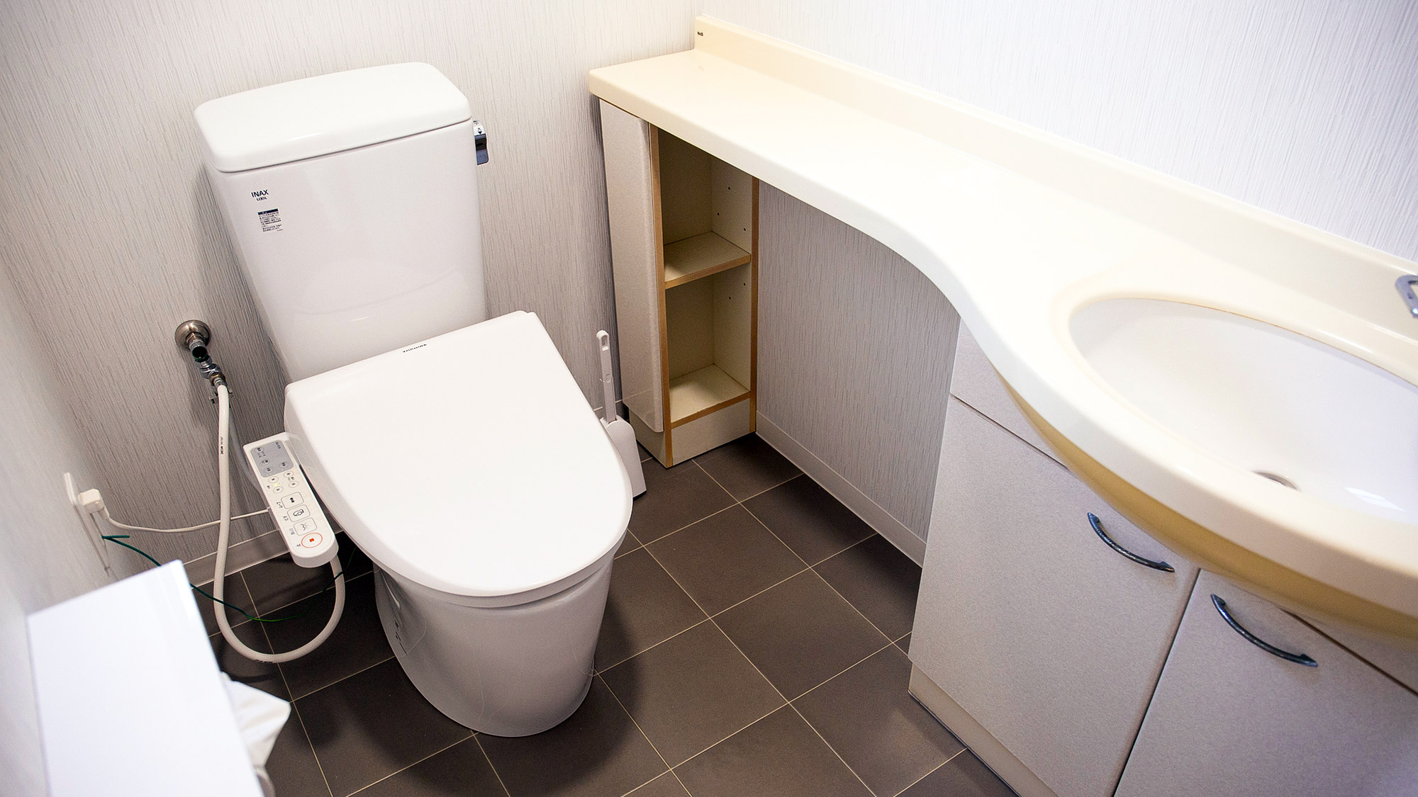 ・【トイレ】広くゆったりとご利用いただける洗浄機付便座のトイレ