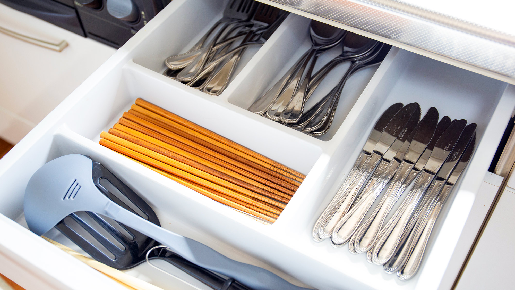 ・【キッチン】カトラリー類もご用意。必要に応じてご利用ください