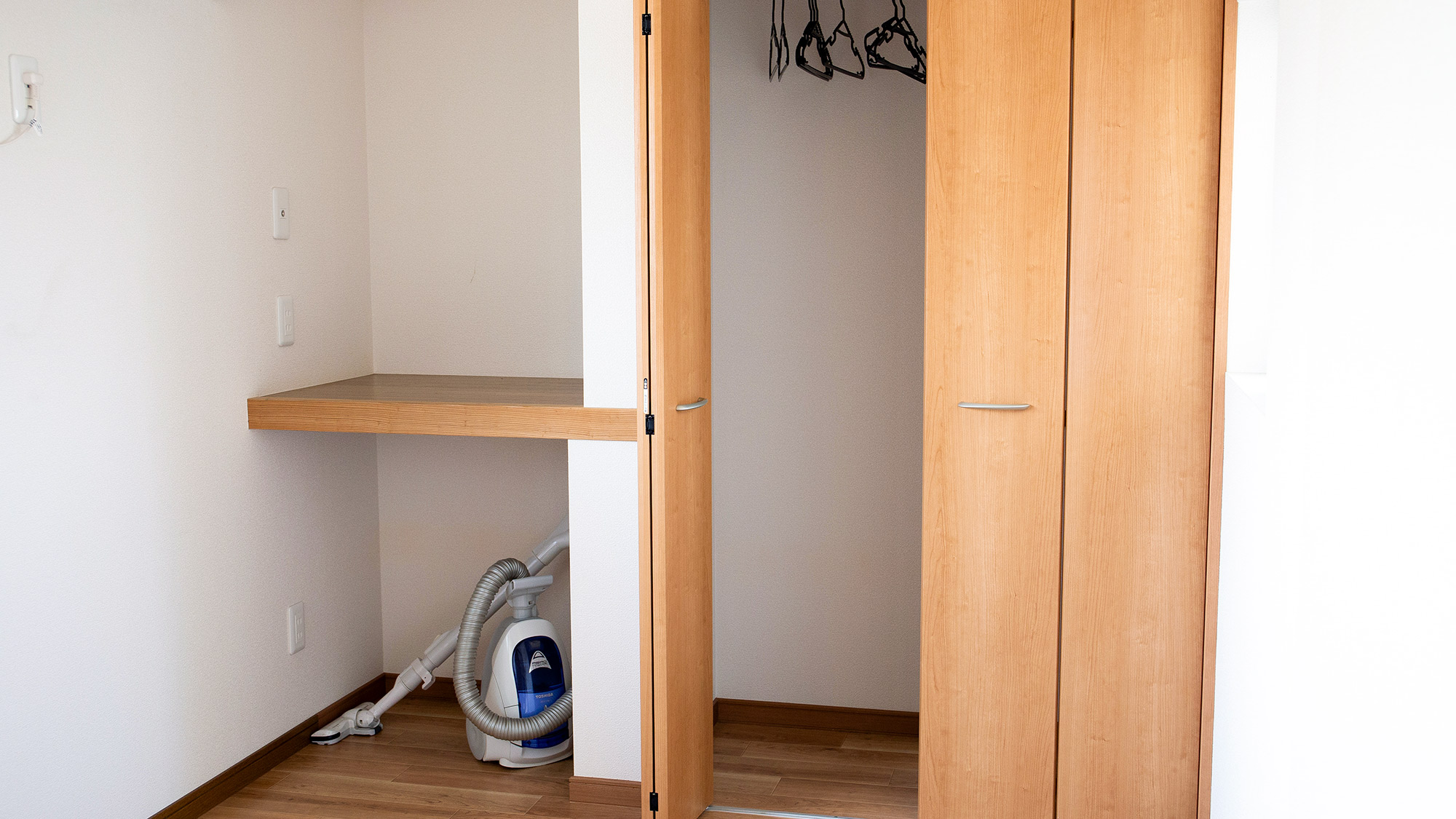 ・【洋室4畳】クローゼットにハンガーがございます。長めのお洋服もかけられて便利です