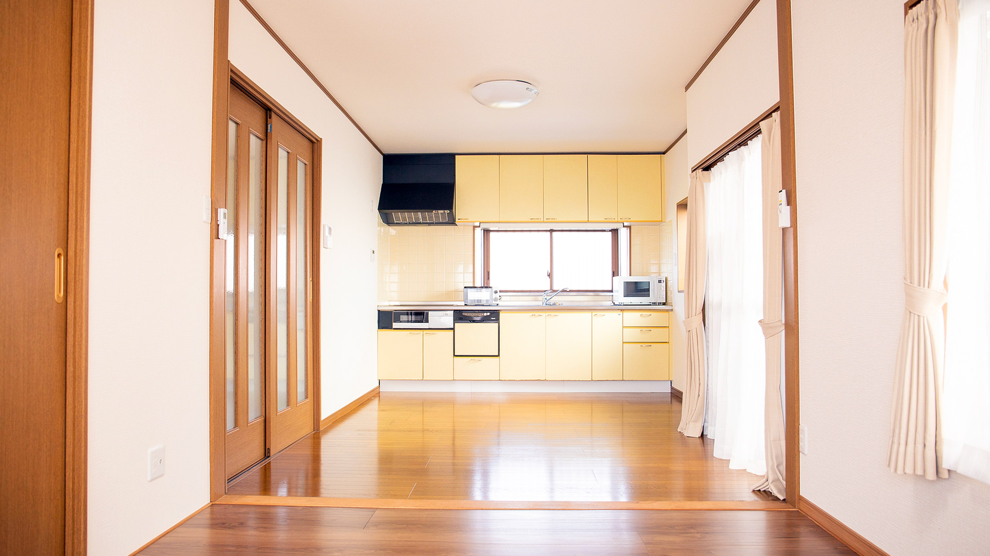 ・【リビング／ダイニング】仕切りが少なく開放的な空間。大人数でも安心のスペースです