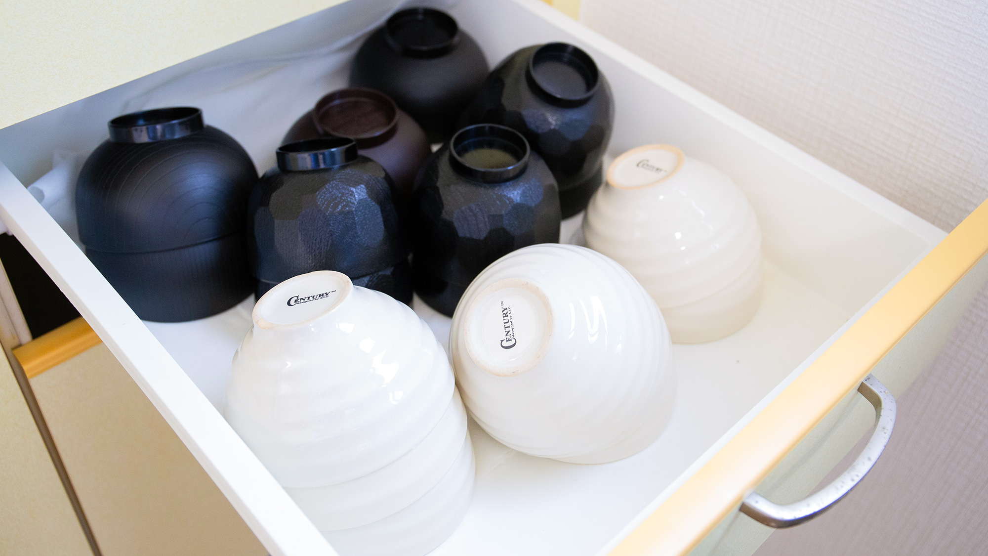 ・【キッチン】食器を豊富にご用意。ご自由にお使いください