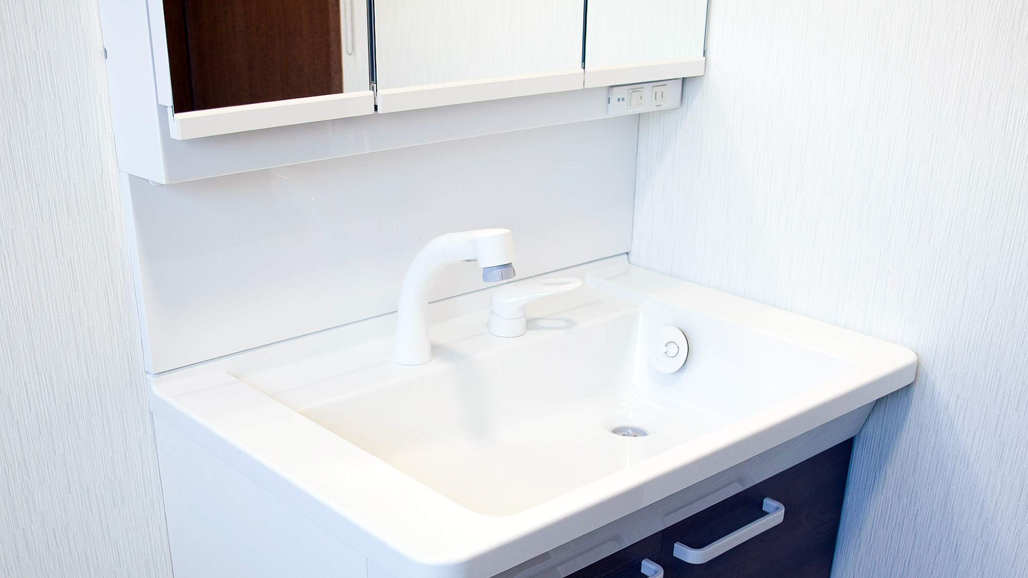 ・【洗面所】シンプルで清潔感のある洗面台。使いやすい収納と広々としたボウルが特徴です