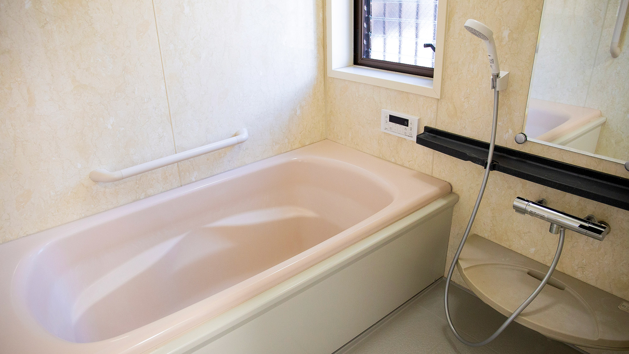 ・【バスルーム】清潔感のあるバスルーム。温かいお湯に浸かり、一日の疲れを癒してください