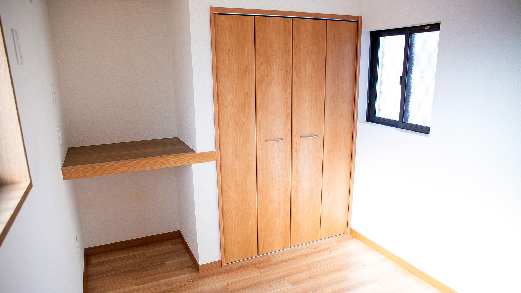 ・【洋室4畳】ちょっとした作業にぴったりなデスクがございます。読書やお仕事にご利用ください