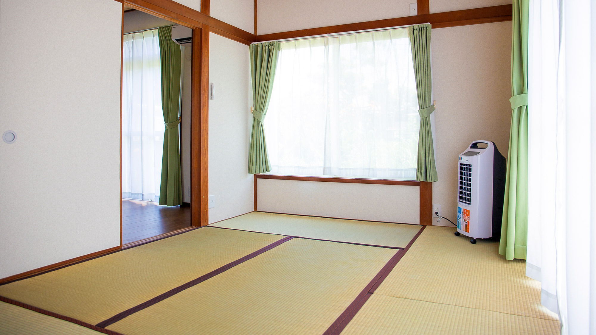 ・【1F和室】テーブルを片付けると広々したお部屋に。お布団を敷くことができます