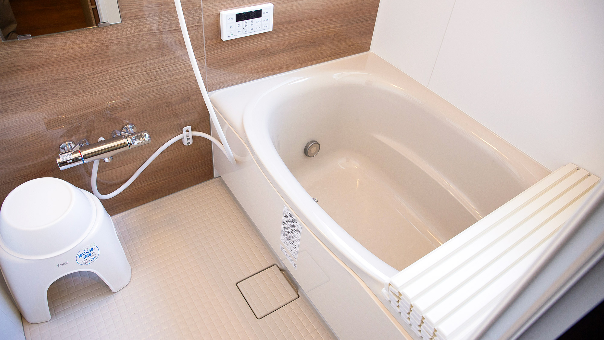 ・【バスルーム】広々とした浴槽付き。1日の疲れを癒してください