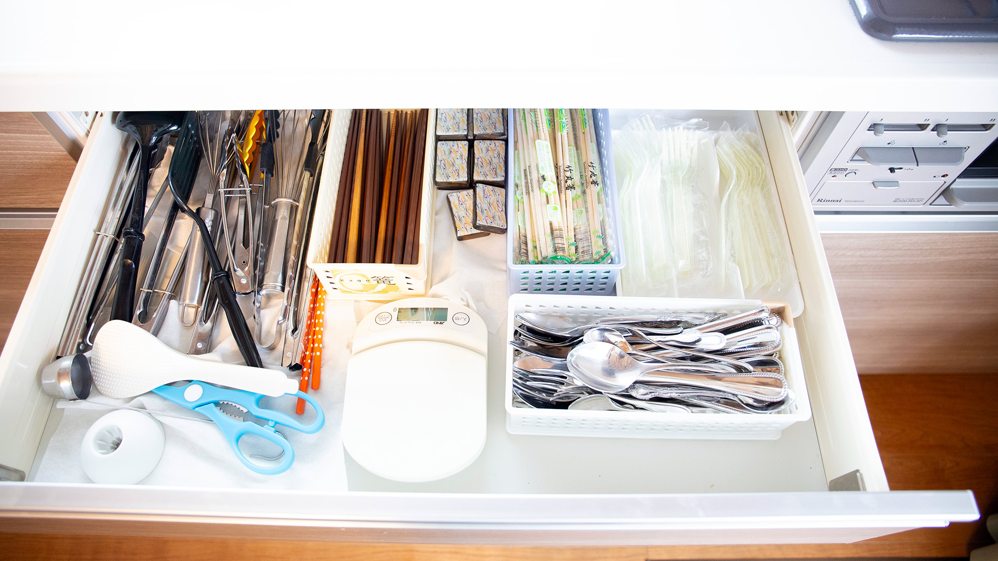 ・【キッチン】箸（割り箸)、スプーンやお玉などのキッチン用品が揃っています