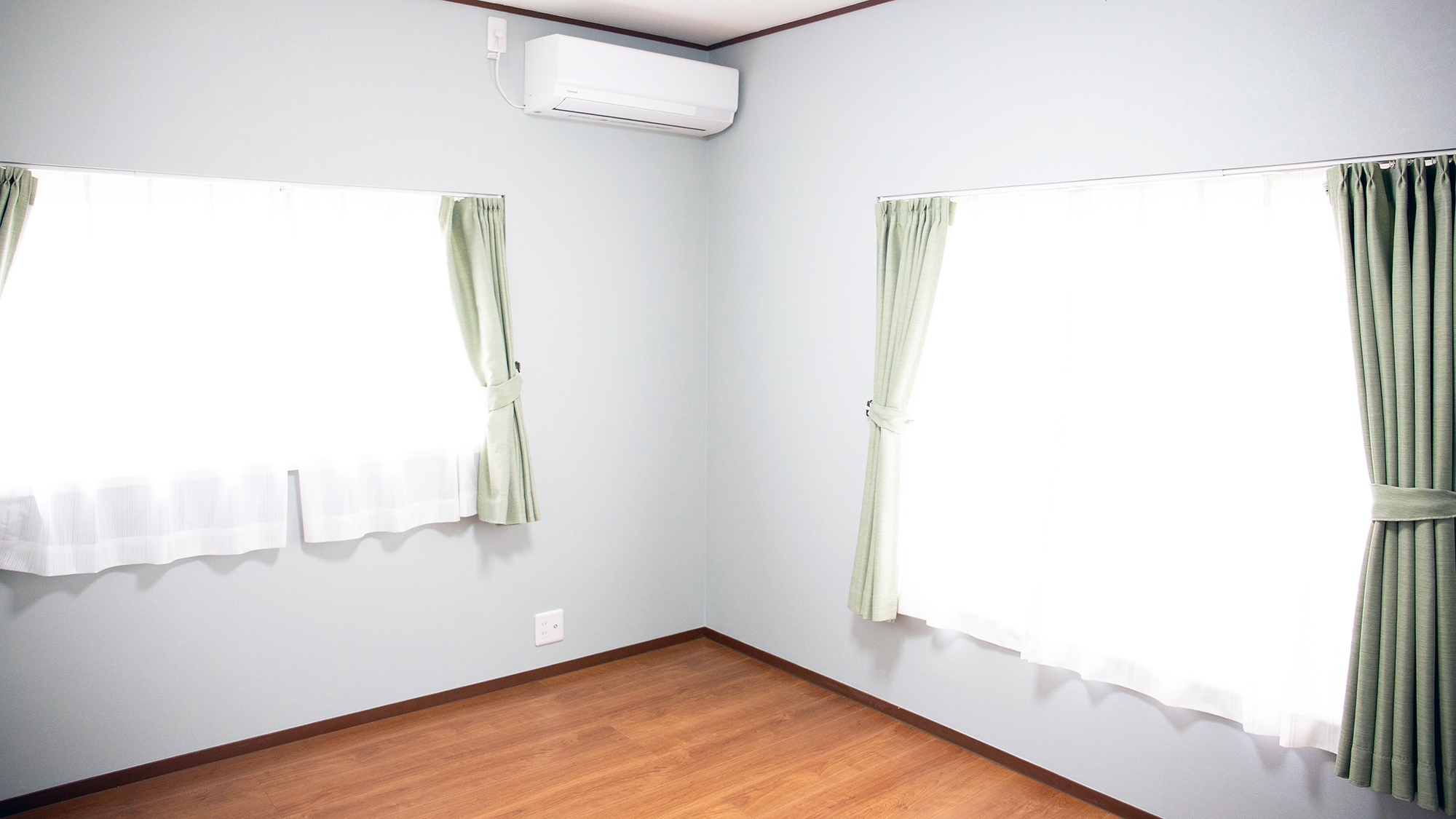 ・【2F洋室東側】明るい光が差し込むお部屋。各部屋にエアコンを完備。快適に過ごすことができます