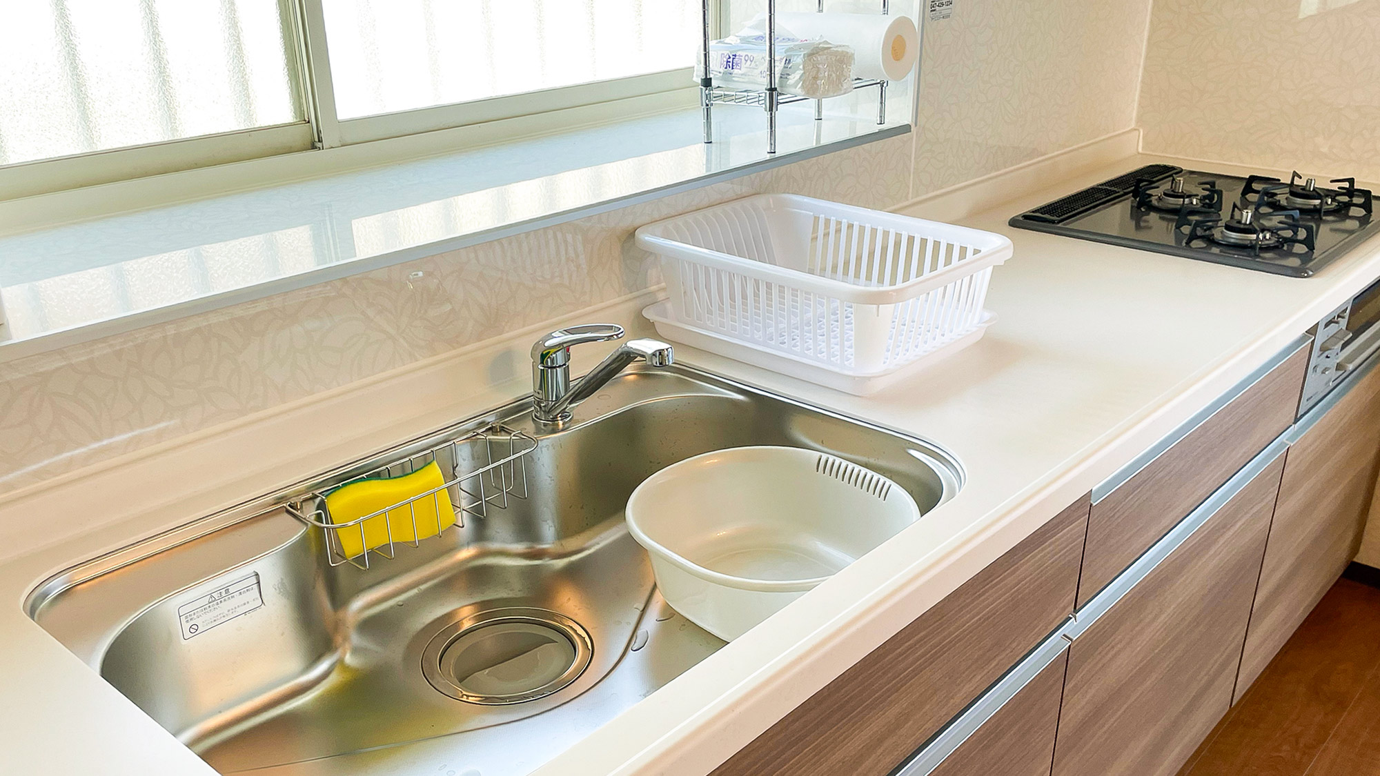 ・【キッチン】幅が広い流し台、ガスコンロが3口とグリル付き。大人数分の料理にも最適