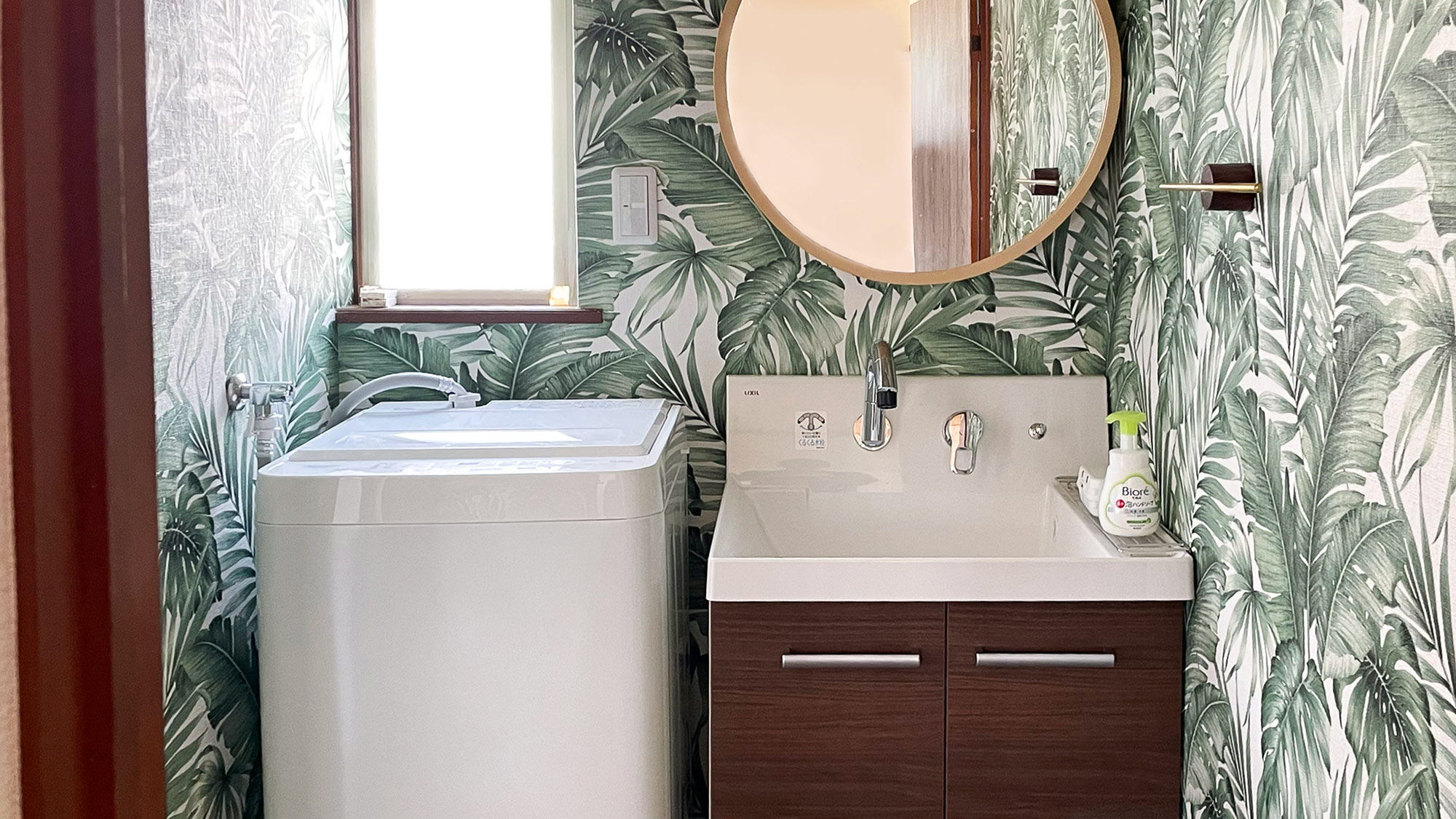 ・【洗面所】洗濯機(洗剤付）を完備。物干しざお、洗濯ばさみもあり、長期滞在の際も安心です