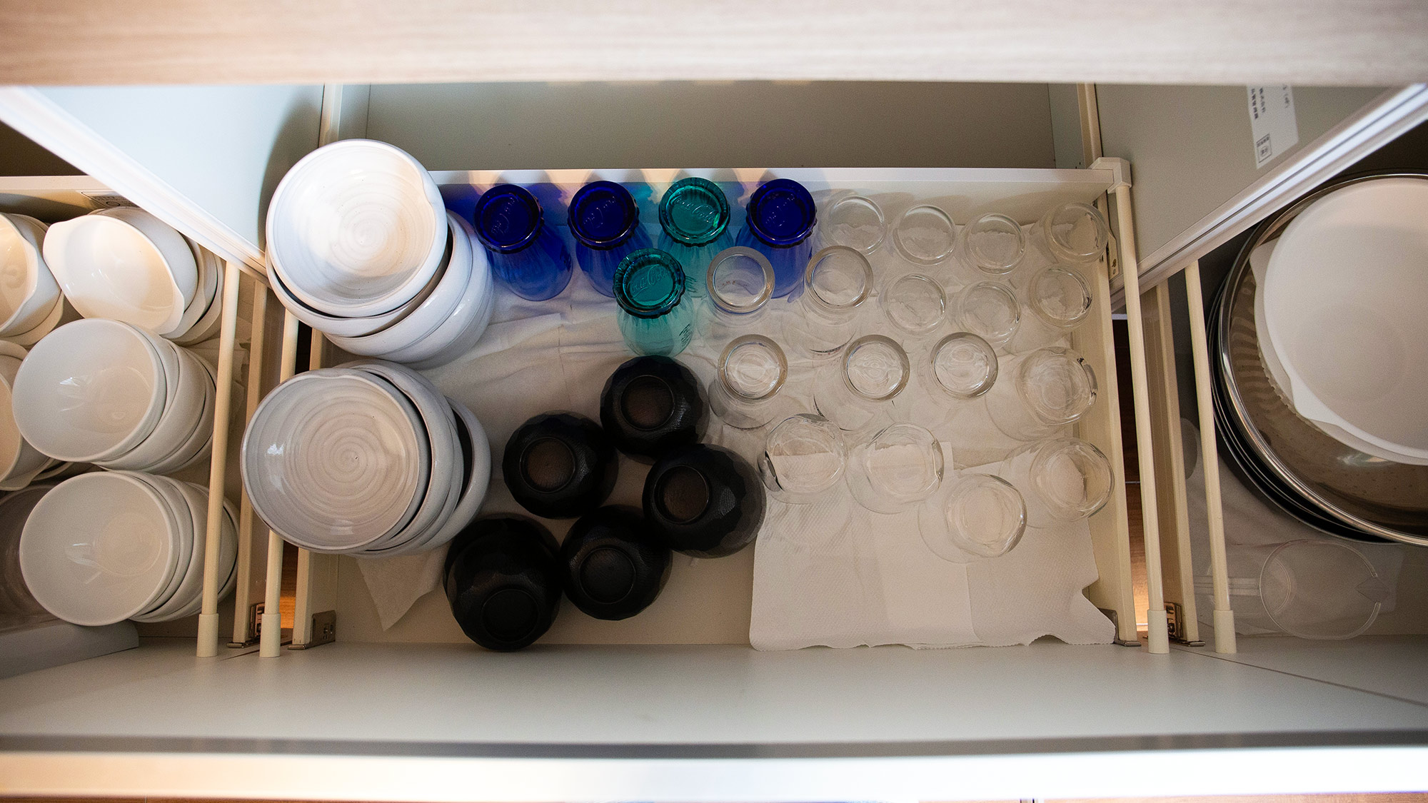 ・【キッチン】人数分のコップお皿を完備。食器類が揃っているので安心です