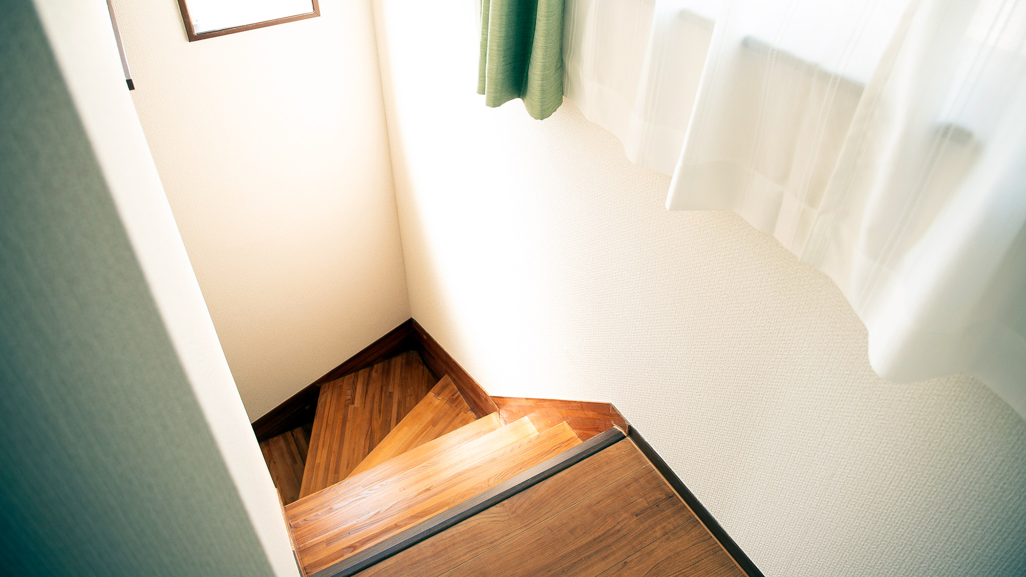 ・【階段】下る際は転びやすいため、足元にお気を付けください