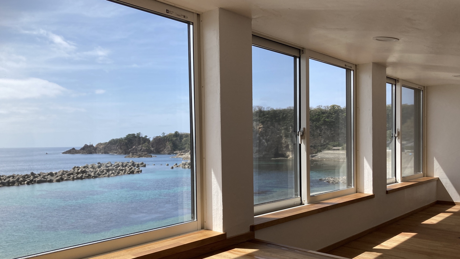 レストランの朝食をお部屋で／一棟貸切です。4名様で3万円、5名様からお一人につき6700円追加です。