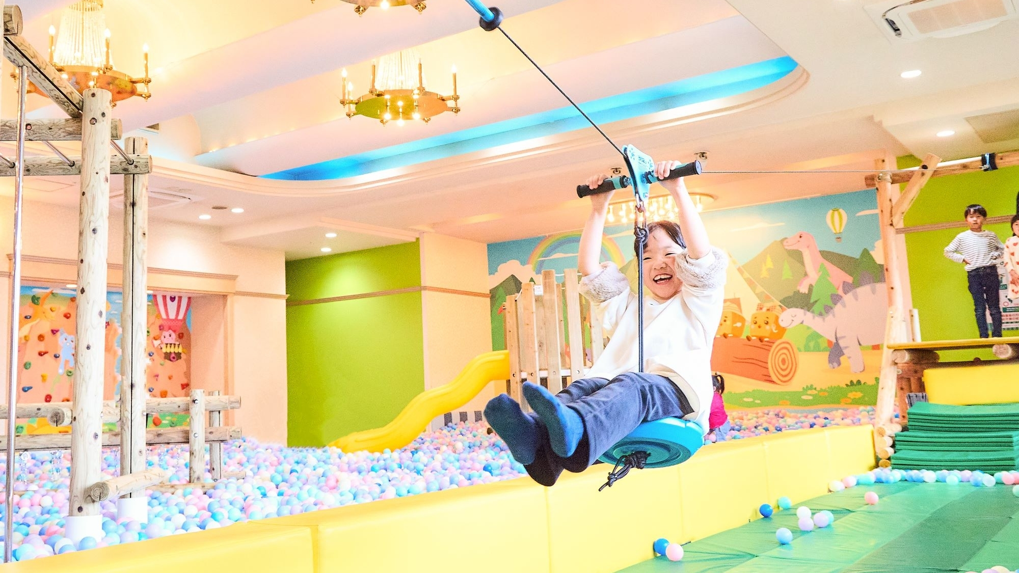 ボールプール内 ジップライン (無料)