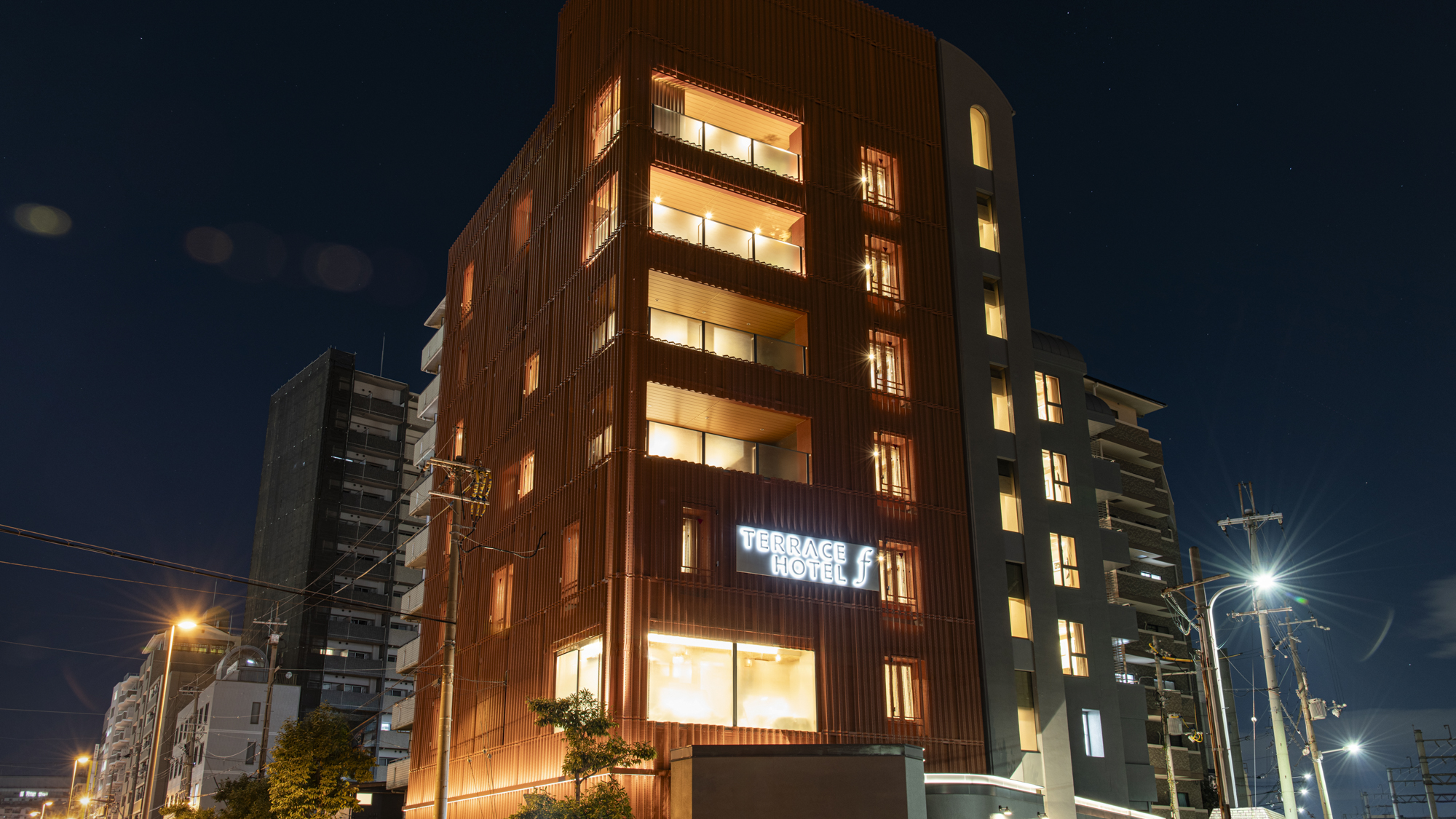 阪急南方駅より徒歩約５分。駐車場は21台まで無料でご利用いただけます