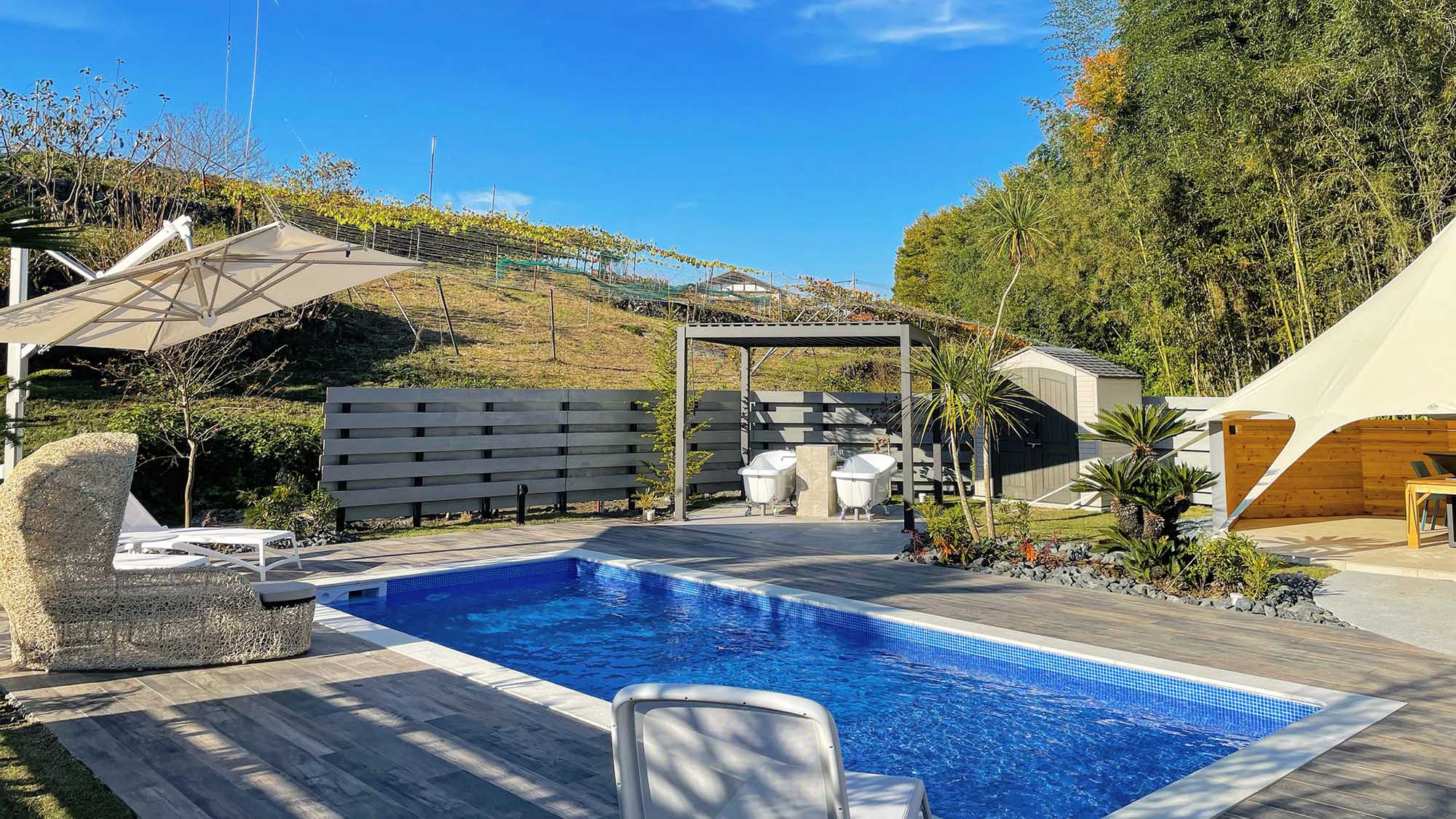 ・【プライベートプール】水深20cmの浅い場所を広く設定しており、お子様でも安心です