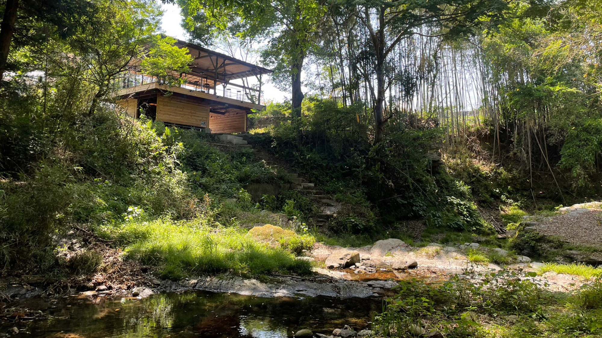 ・【清流ハウス】朝は雲海、夜はライトアップされた川面を眺めることができます