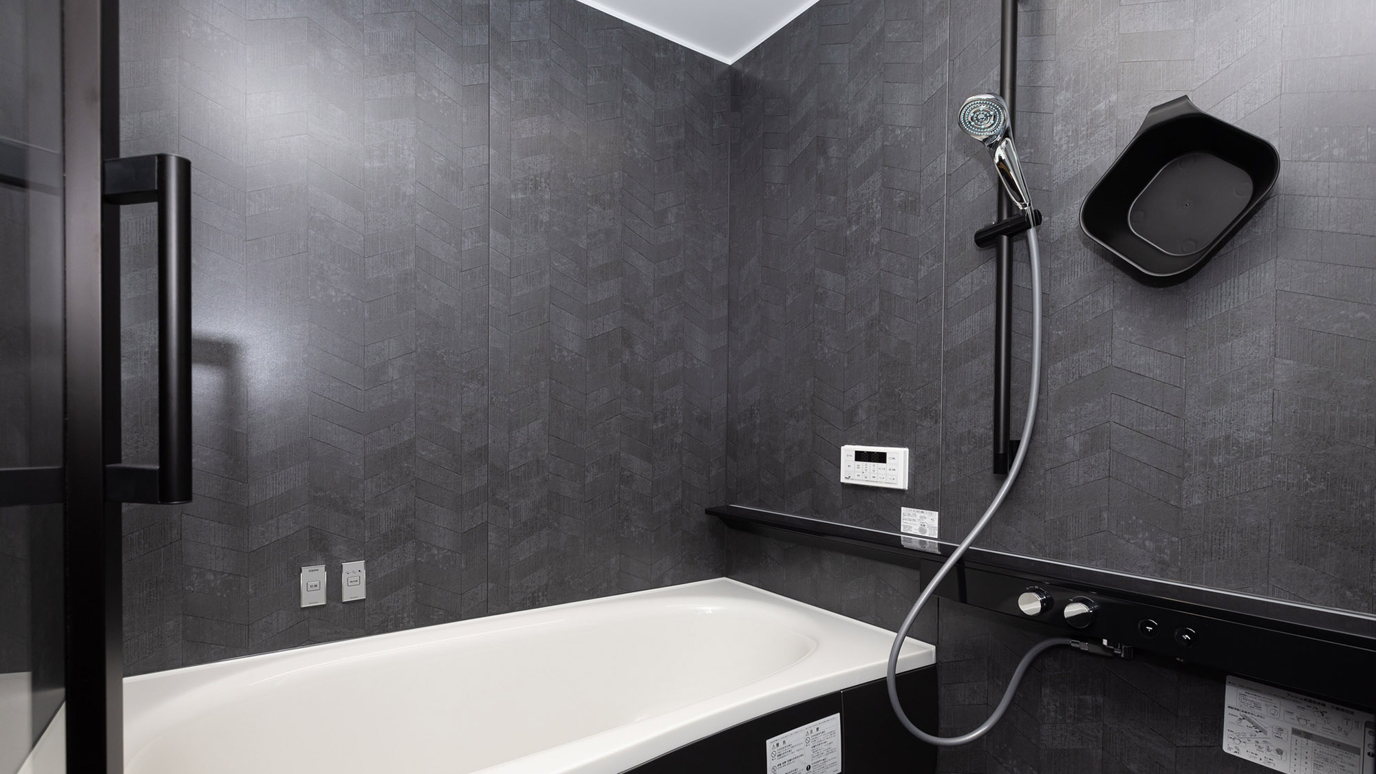 ・【バスルーム】トイレ・バスルーム・洗面を完備した併設のアクアルームをご利用ください