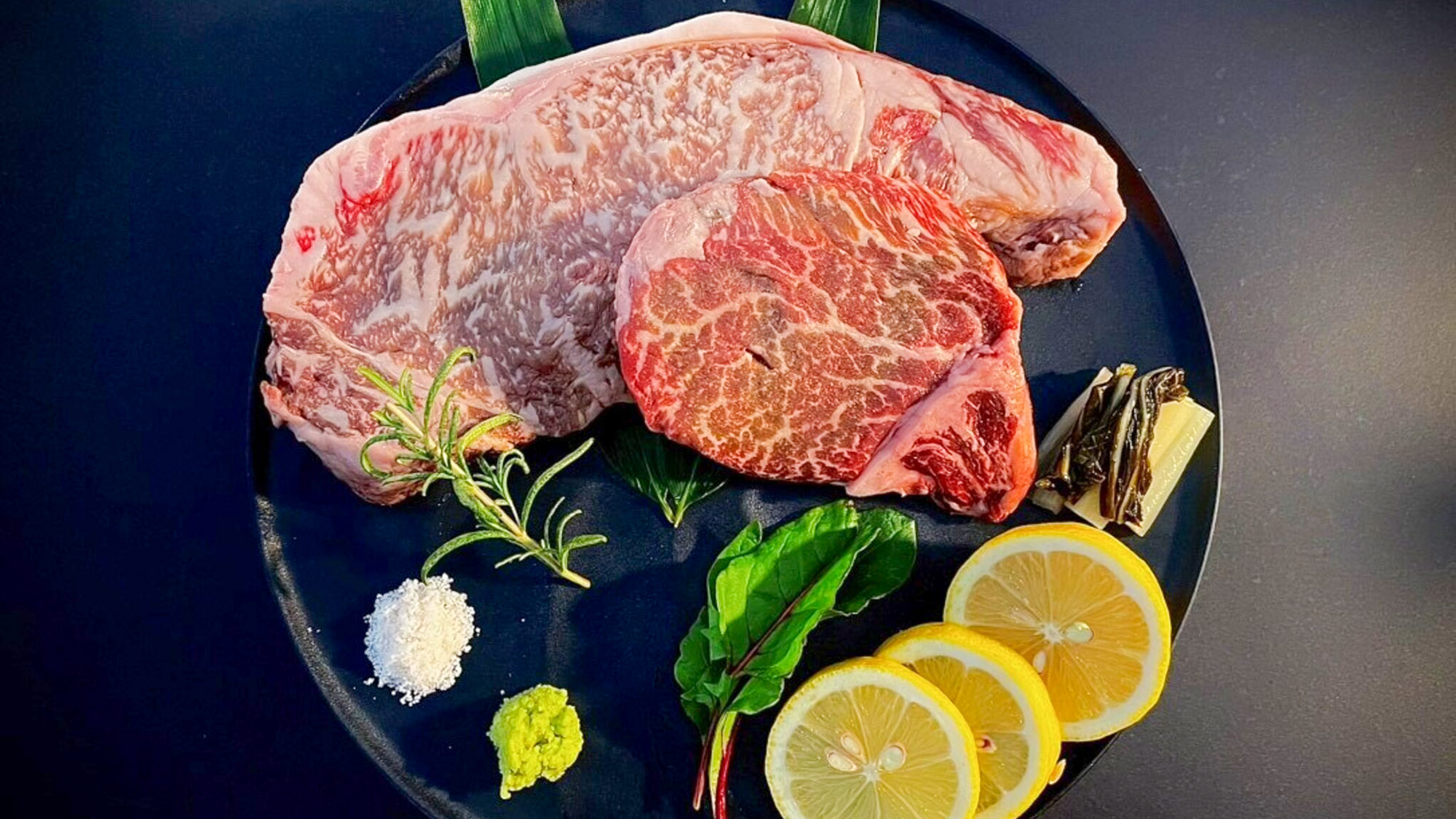 ・【夕食】国産牛ロースとヒレの2種類の高級ステーキをご用意しております