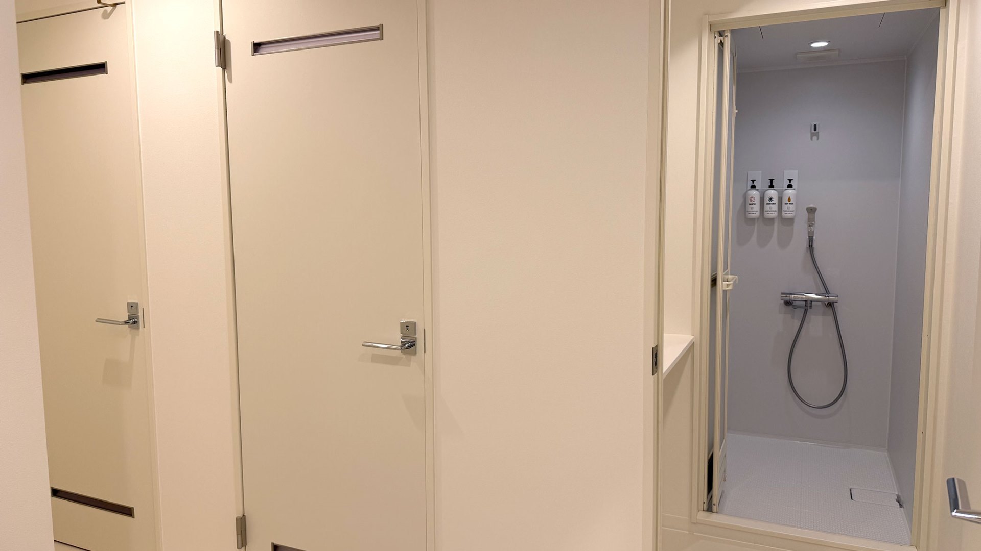 シャワー（男性用３・女性用２）