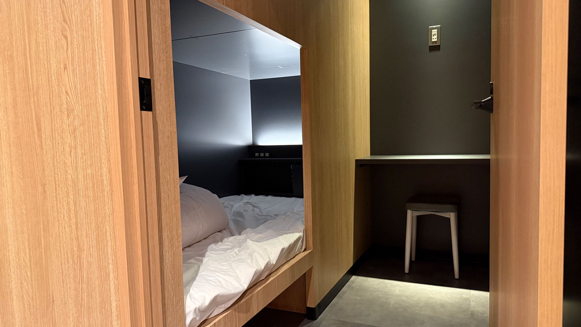 半個室。ミニ机、椅子設置