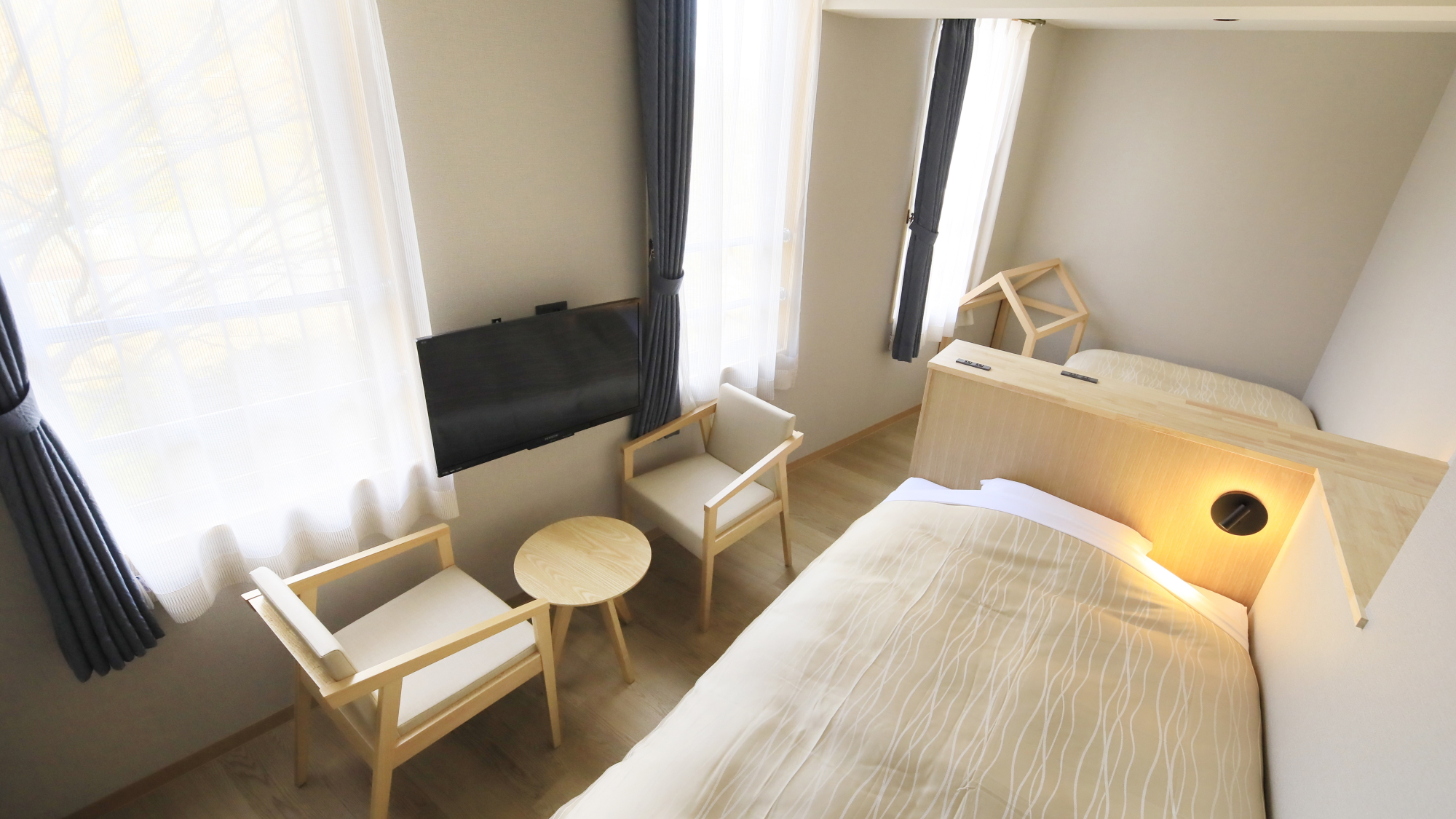 【洋室ツイン】セミダブルベッドを2台設置したスタンダードなお部屋タイプ