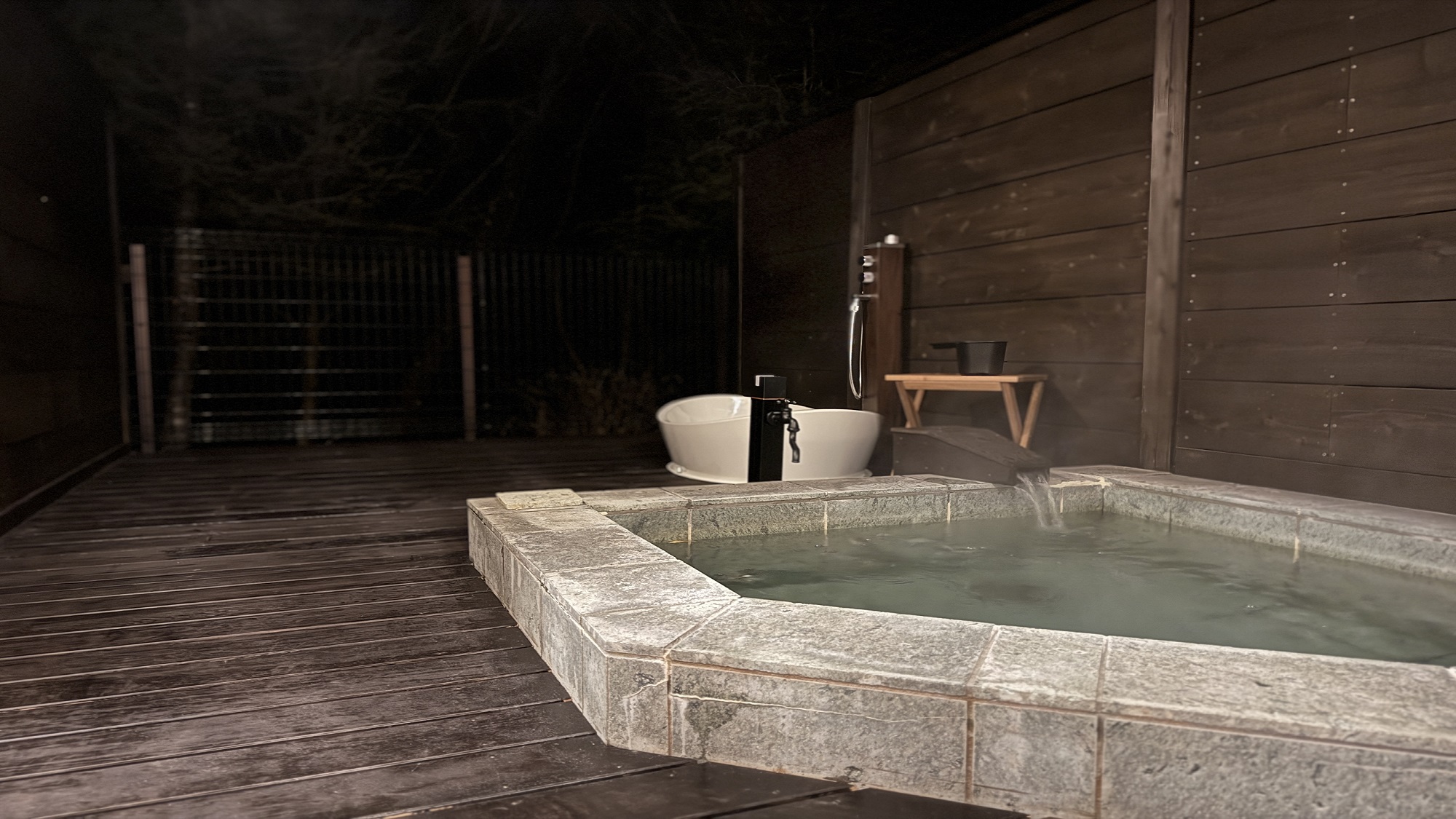 客室露天風呂(2デラックスベッドルーム）