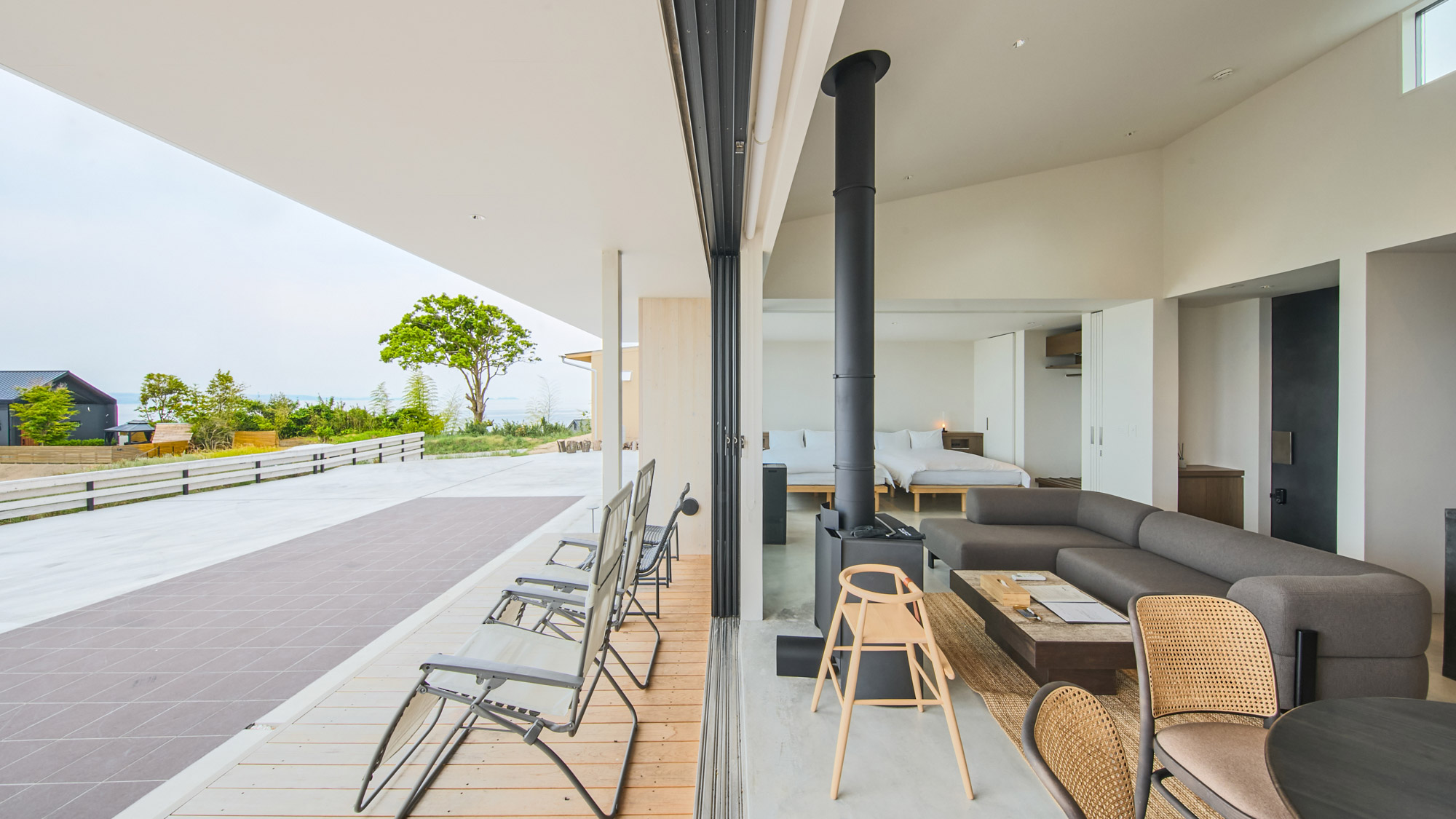 窓は全開できます。心地よい風を感じながらお過ごしください