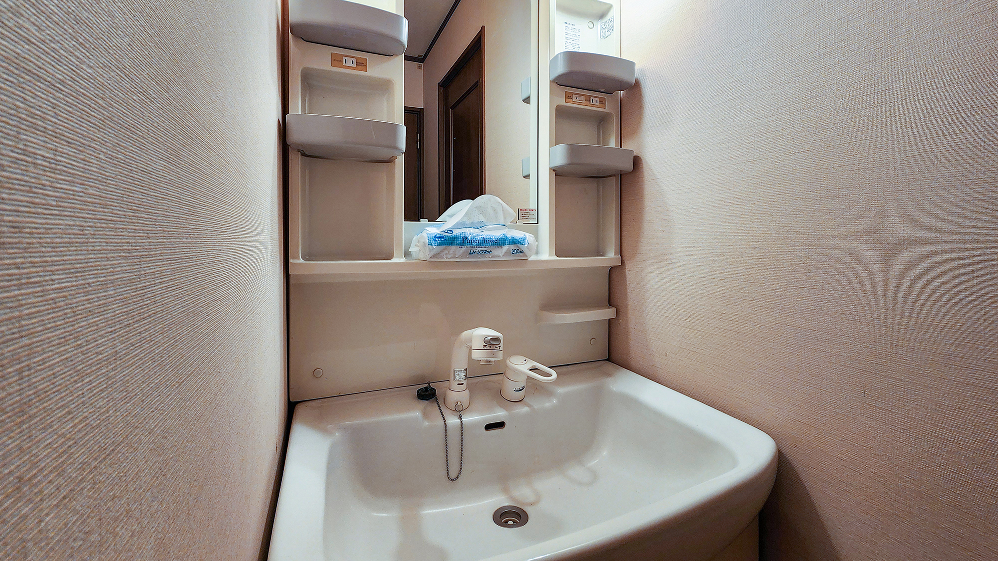 ＃和室6畳　朝の準備にとても便利な独立洗面所付き