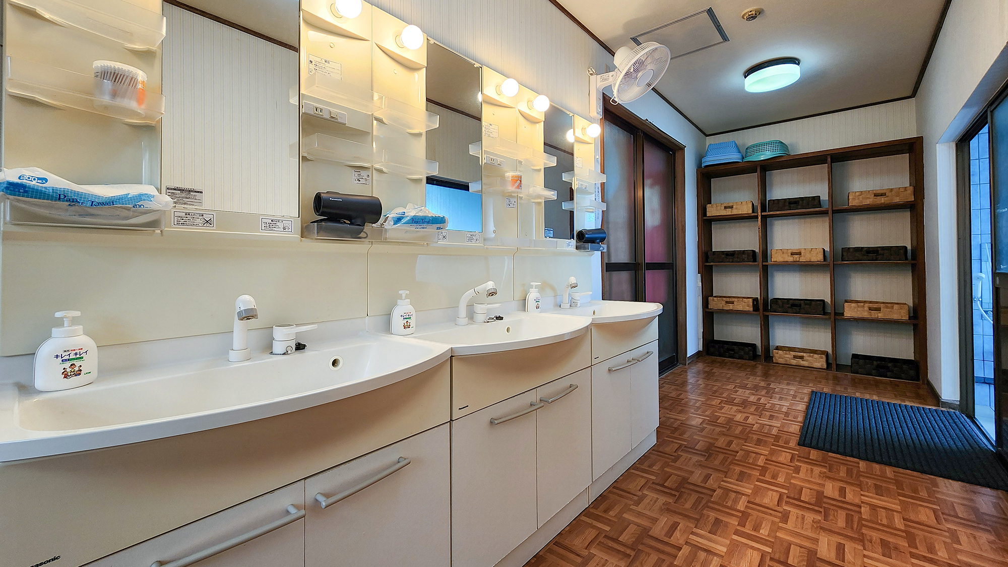 ＃浴場　男性用　脱衣場と洗面台