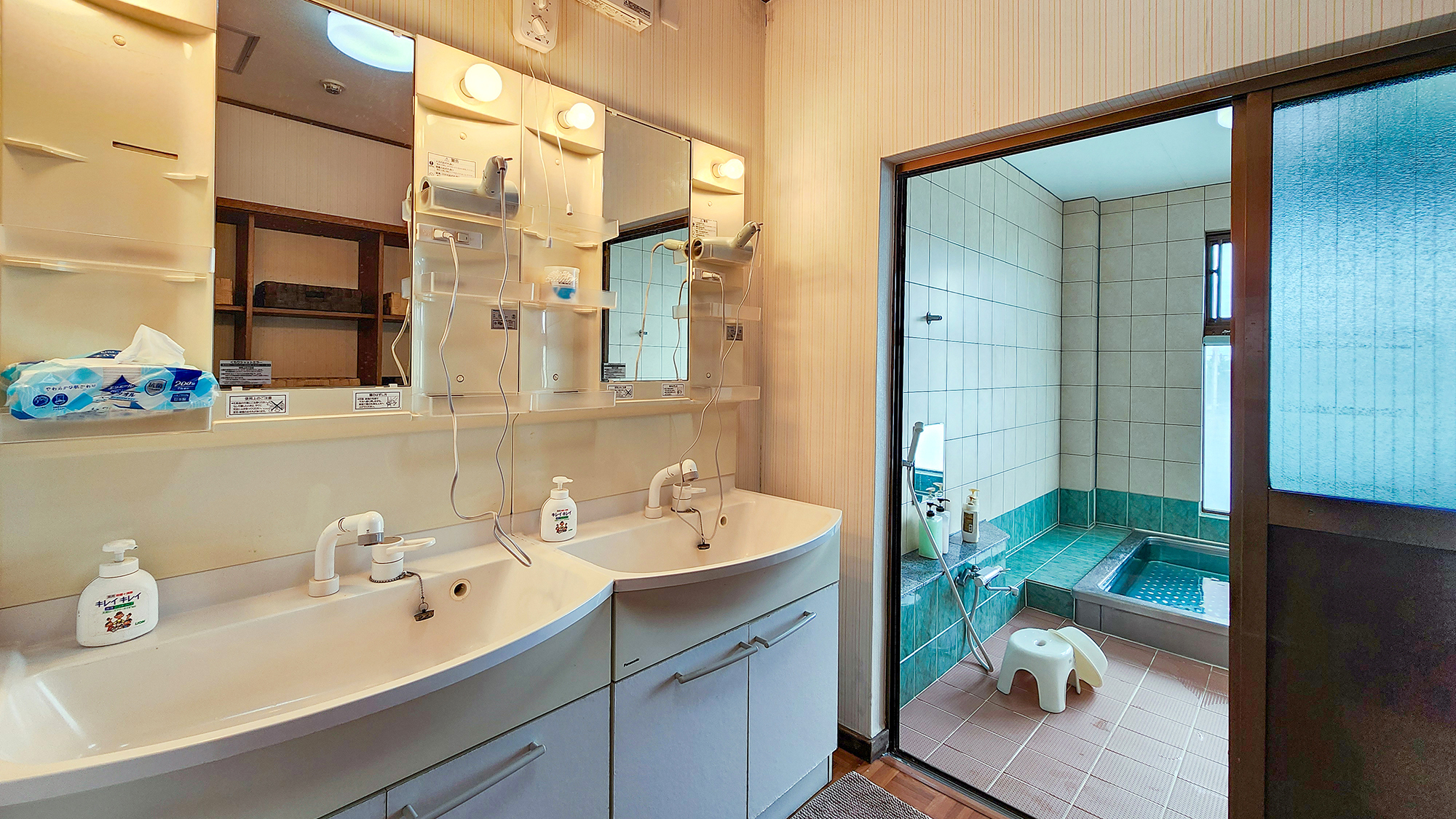 ＃浴場　女性用　脱衣場と洗面台