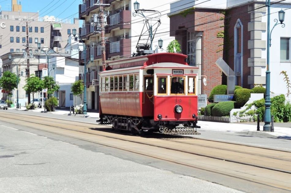 【函館市電】レトロな街並みにレトロな電車