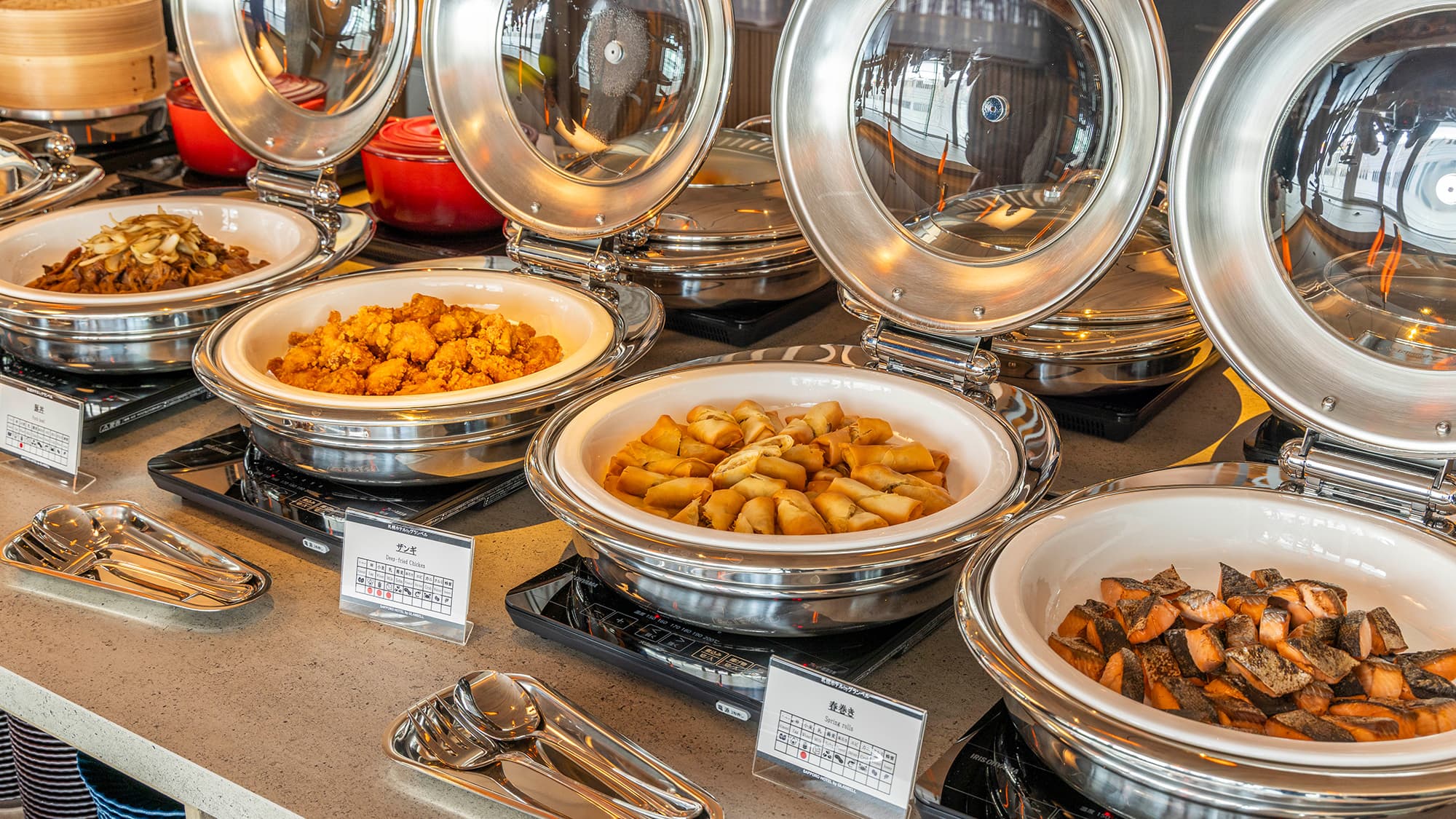 【朝食】北海道のソウルフードとして知られるザンギはじめ、ご当地メニューを楽しみください