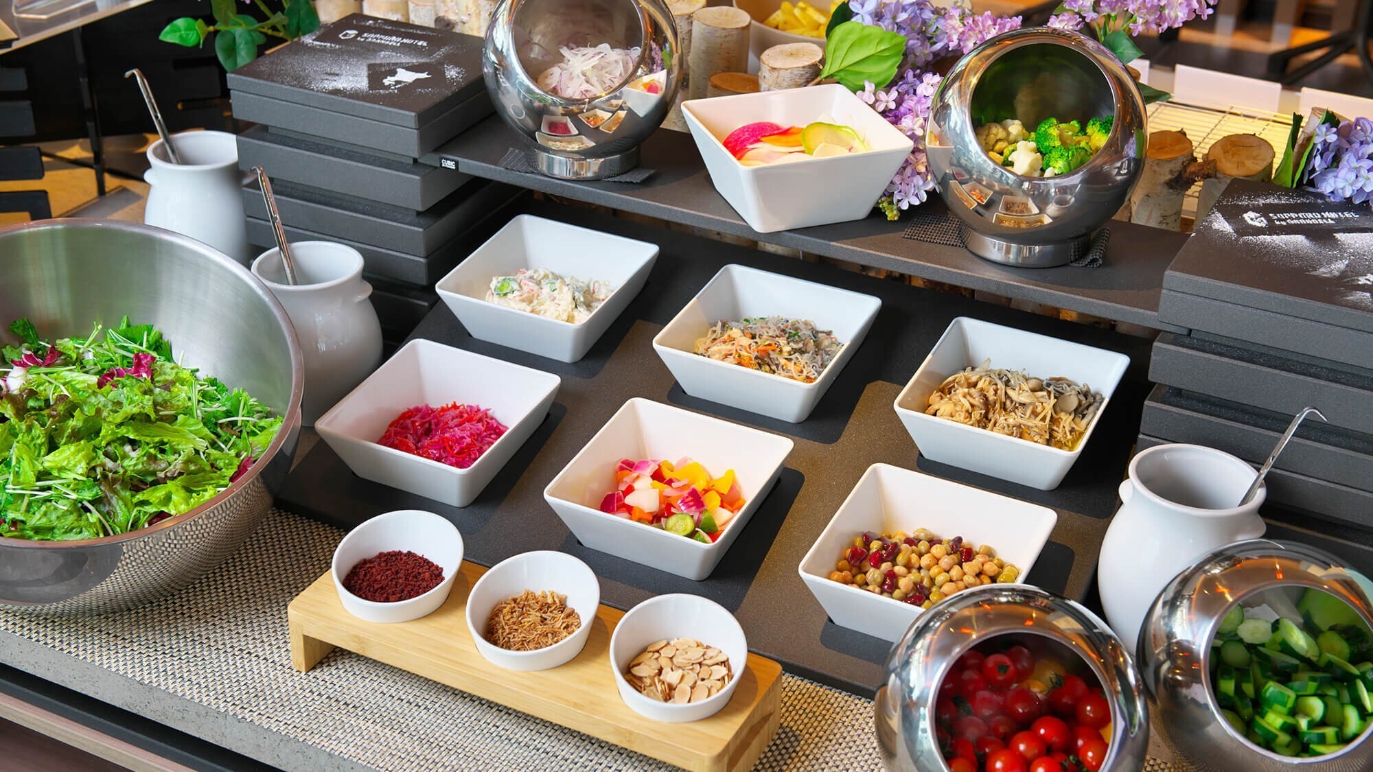 【朝食】みずみずしい新鮮な野菜のサラダバー。3種類のドレッシングやトッピングも充実しております