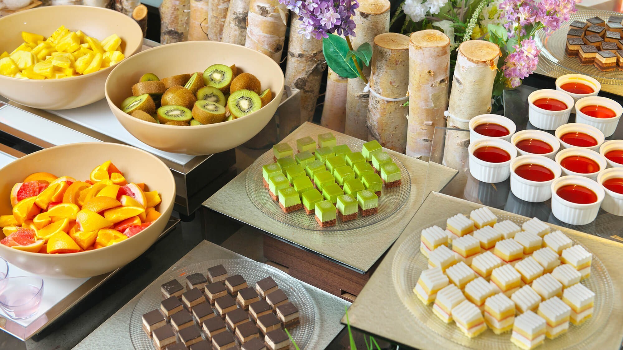 【朝食】季節のフルーツやケーキ、ソフトクリームが揃ったデザートバイキング