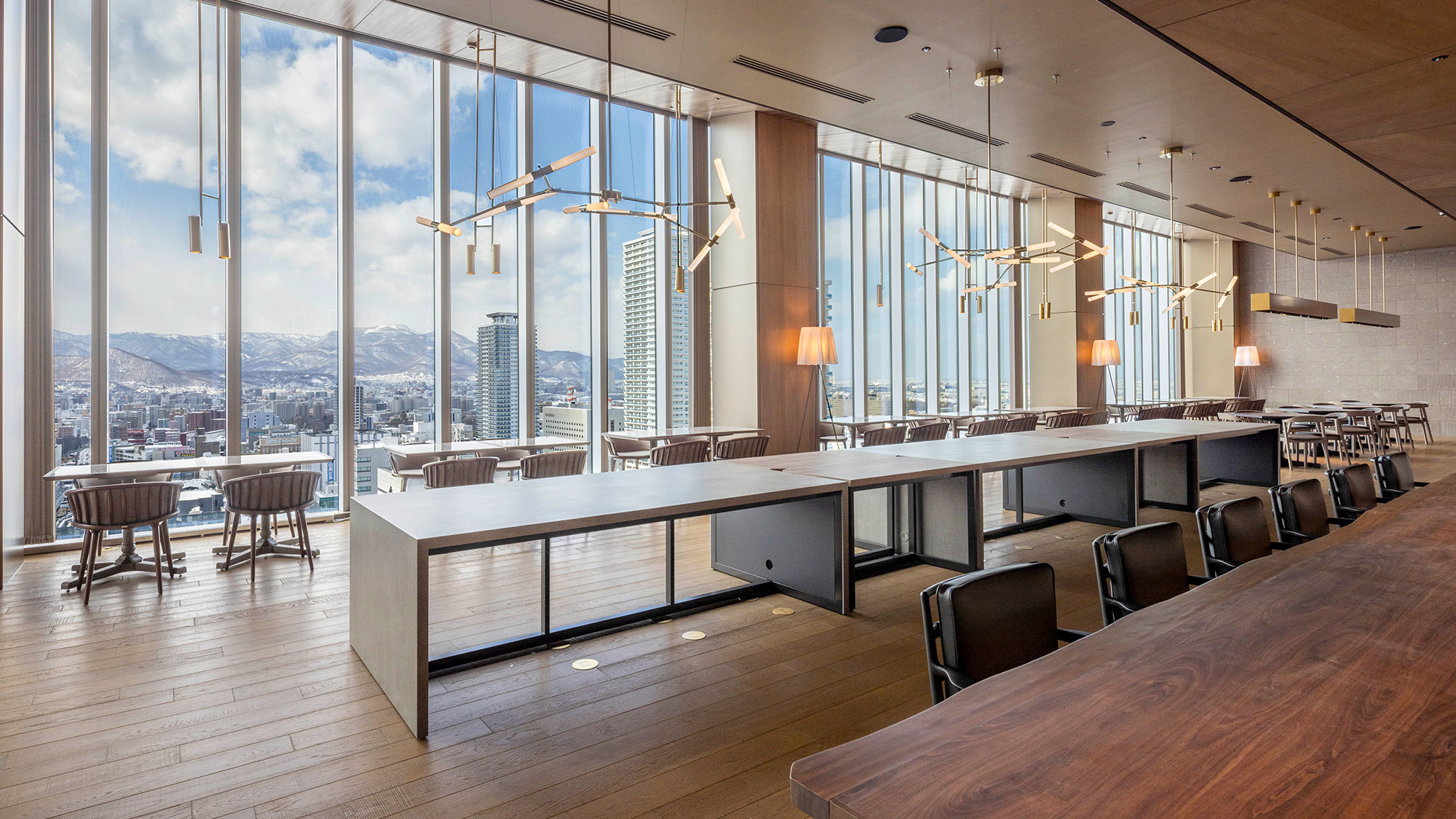 【ムーンライト北海道バル＆バー】＜26F＞地上100mからの美しい夜景とともにお食事をご堪能ください