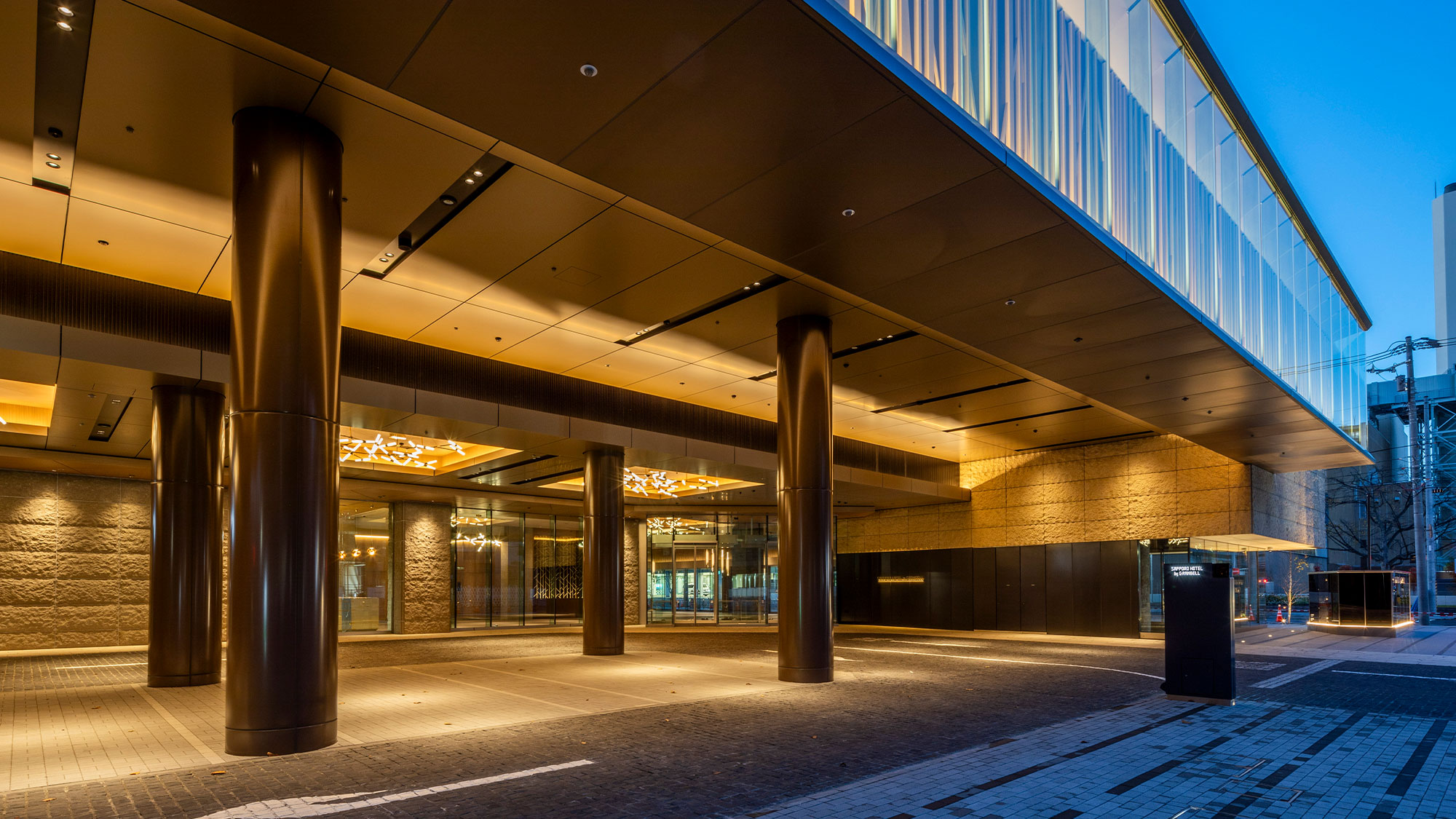 【外観】存在感のあるのびやかな車寄せ。メインエントランスへのアプローチは上品な空間構成に