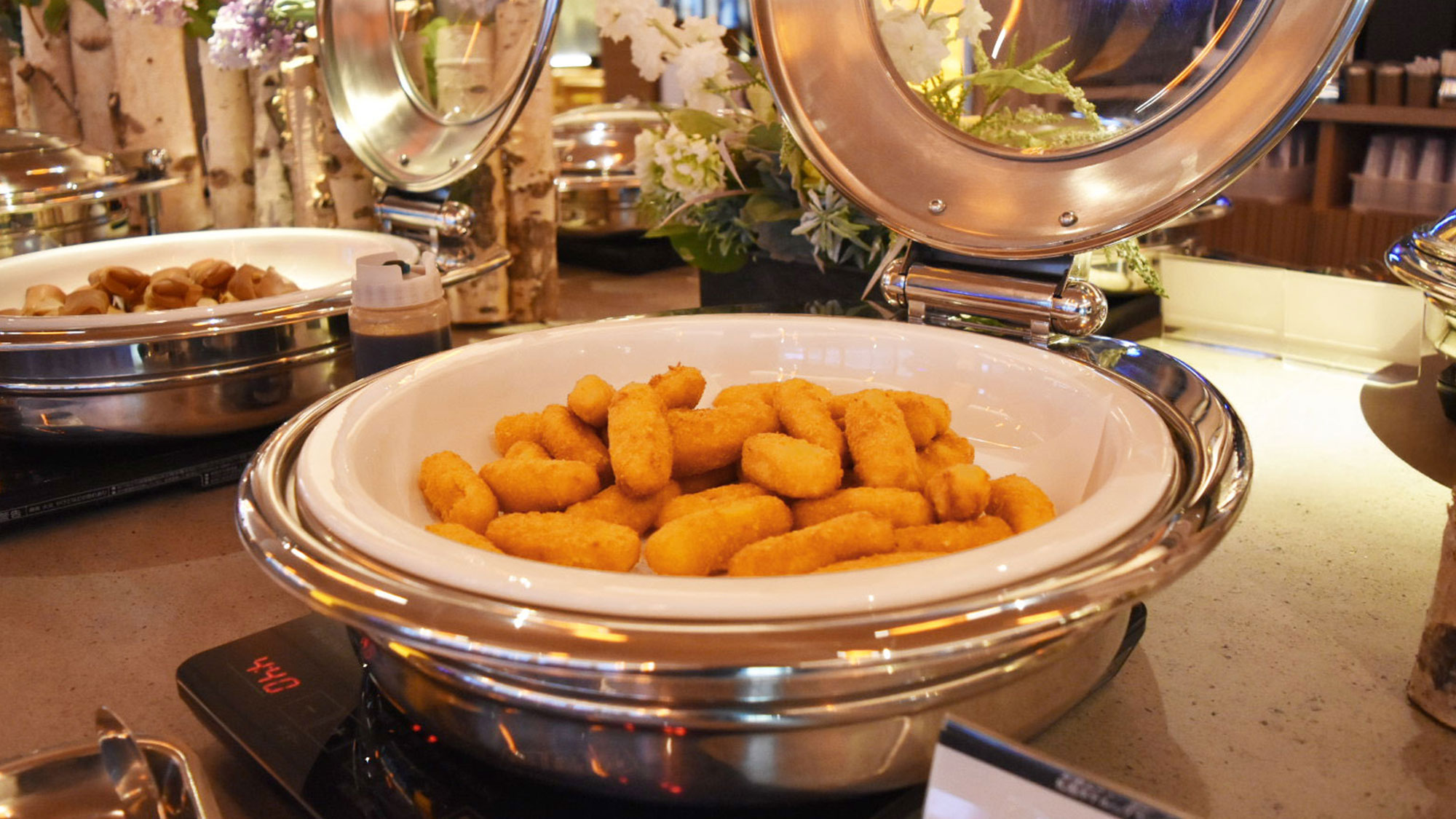 【朝食】道産食材の男爵いものコロッケ。ホクホクとした触感と甘みをお愉しみください