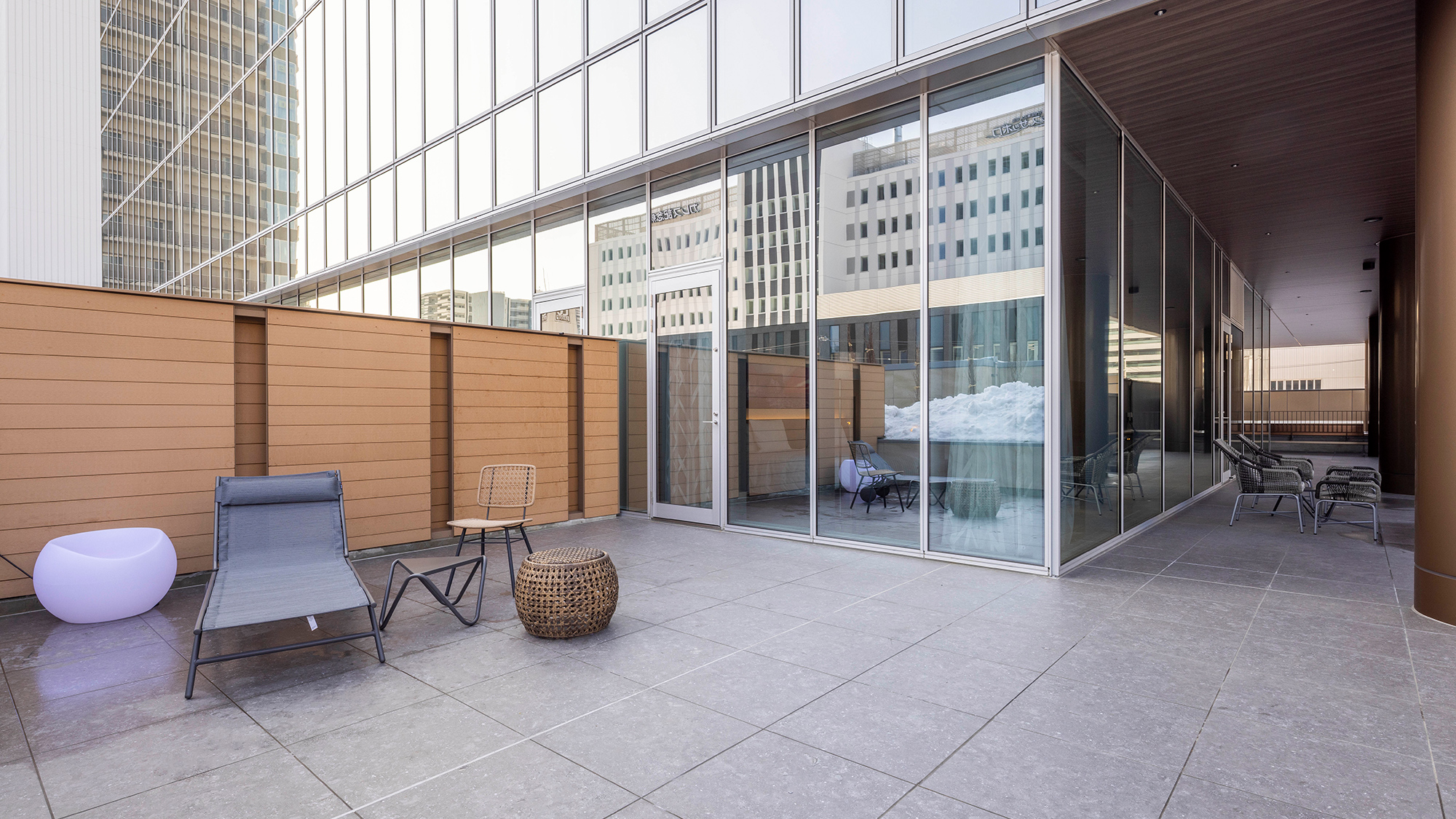 【テラス付コーナージュニアスイート】41平米／角部屋ならではの2面採光、開放感ある1室限定の客室です