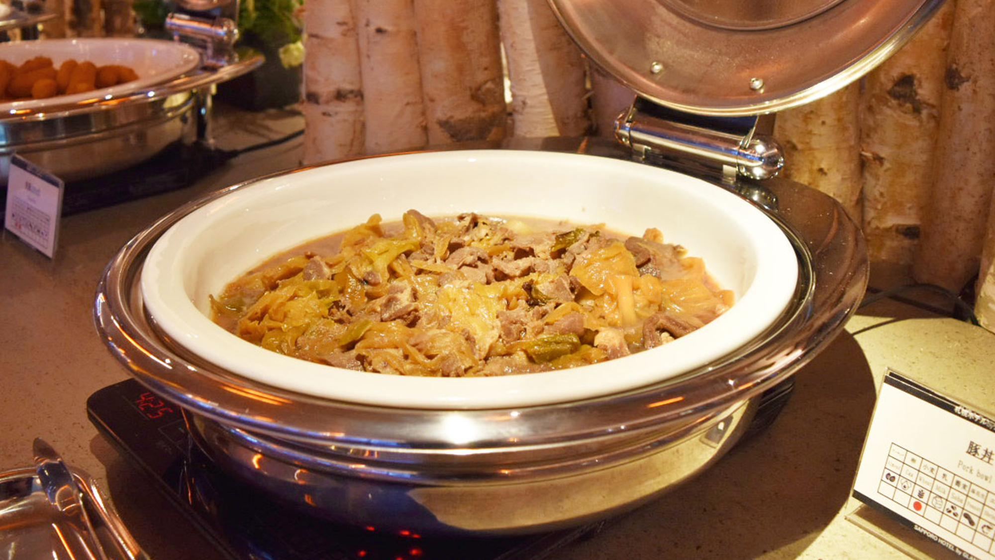 【朝食】北海道の郷土料理の豚丼。北海道のブランド米、ななつぼしのごはんにのせてお召し上がりください