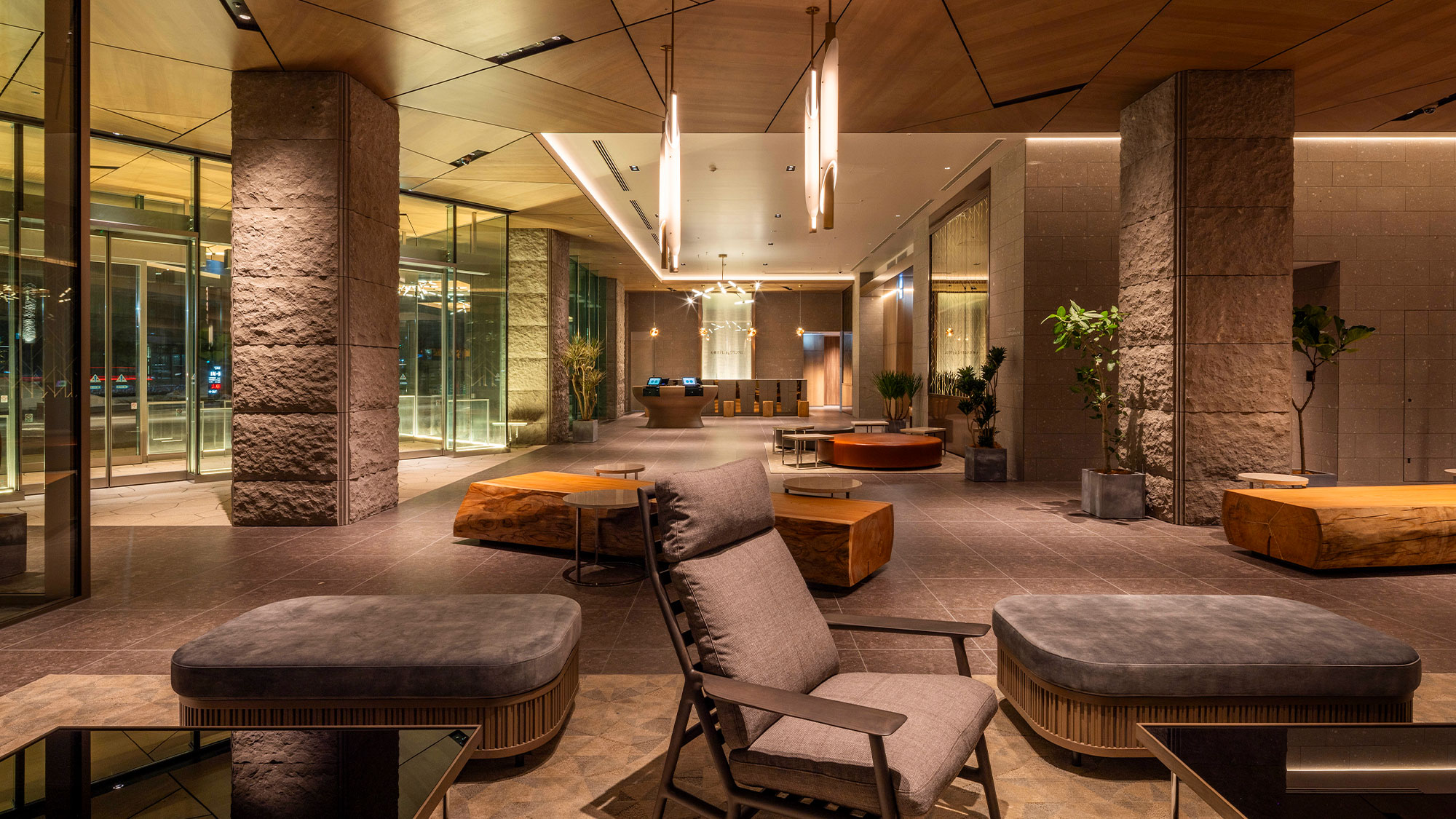 【ロビーラウンジ】＜1F＞上品で明るい空間でゲストをお迎えするエントランスロビー