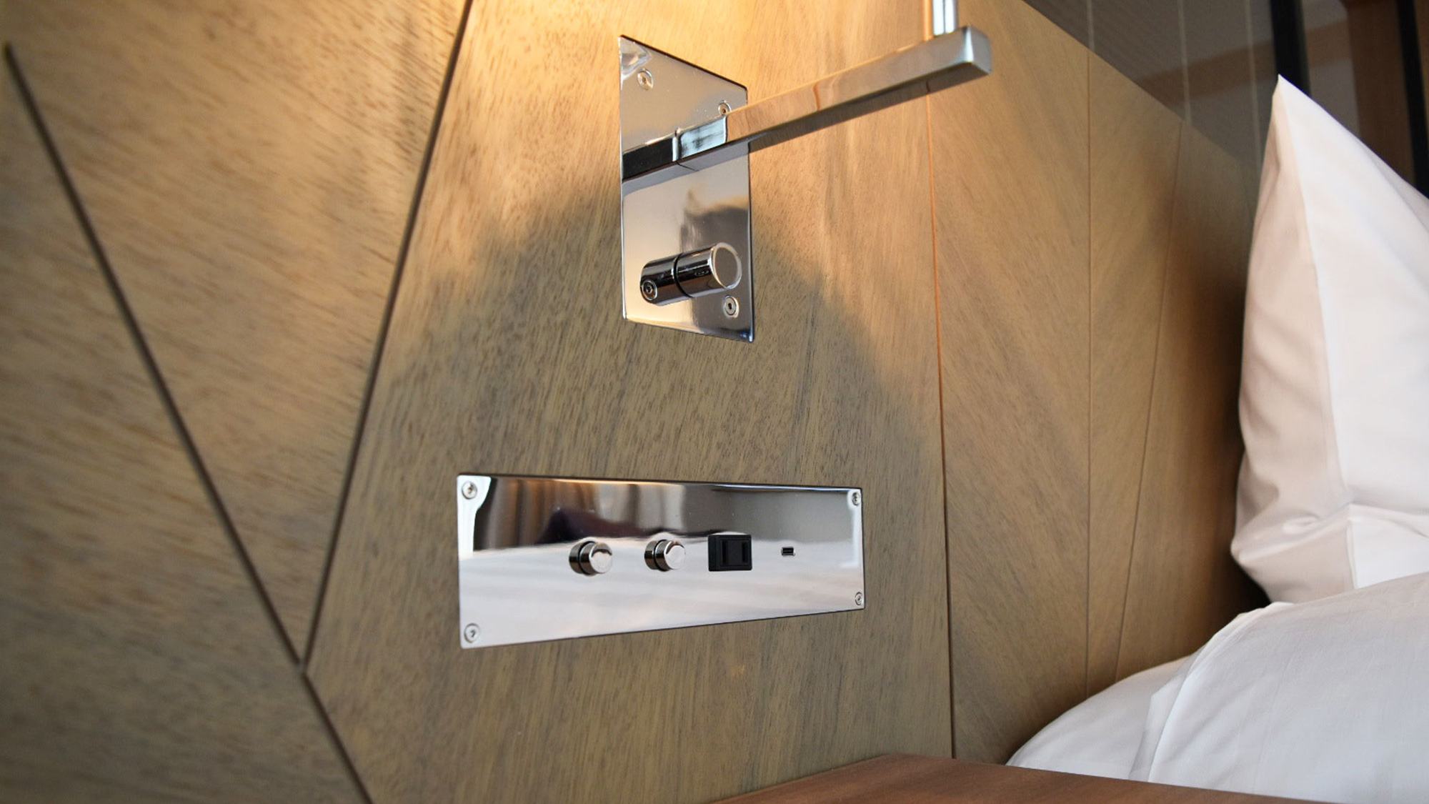 【客室】枕元コンセント