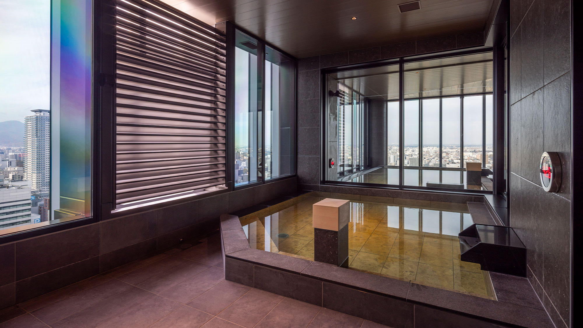 【スカイスパ】＜25F＞半露天風呂付温泉スパ＆サウナ。露天風呂のように開放感を感じられる半露天風呂