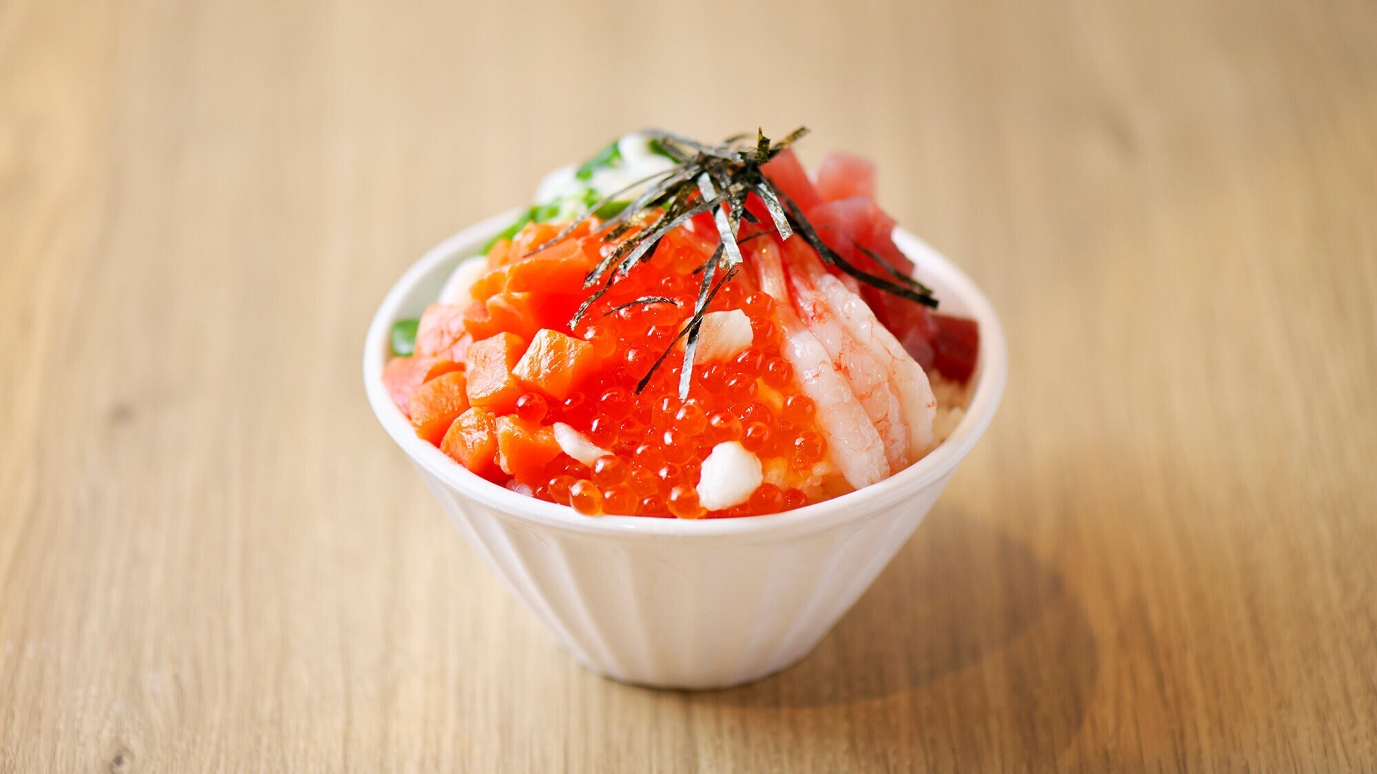 【朝食】お好みの海鮮を自由に盛り付けて、自分だけの海鮮丼に。北海道の新鮮な海の幸をご堪能ください