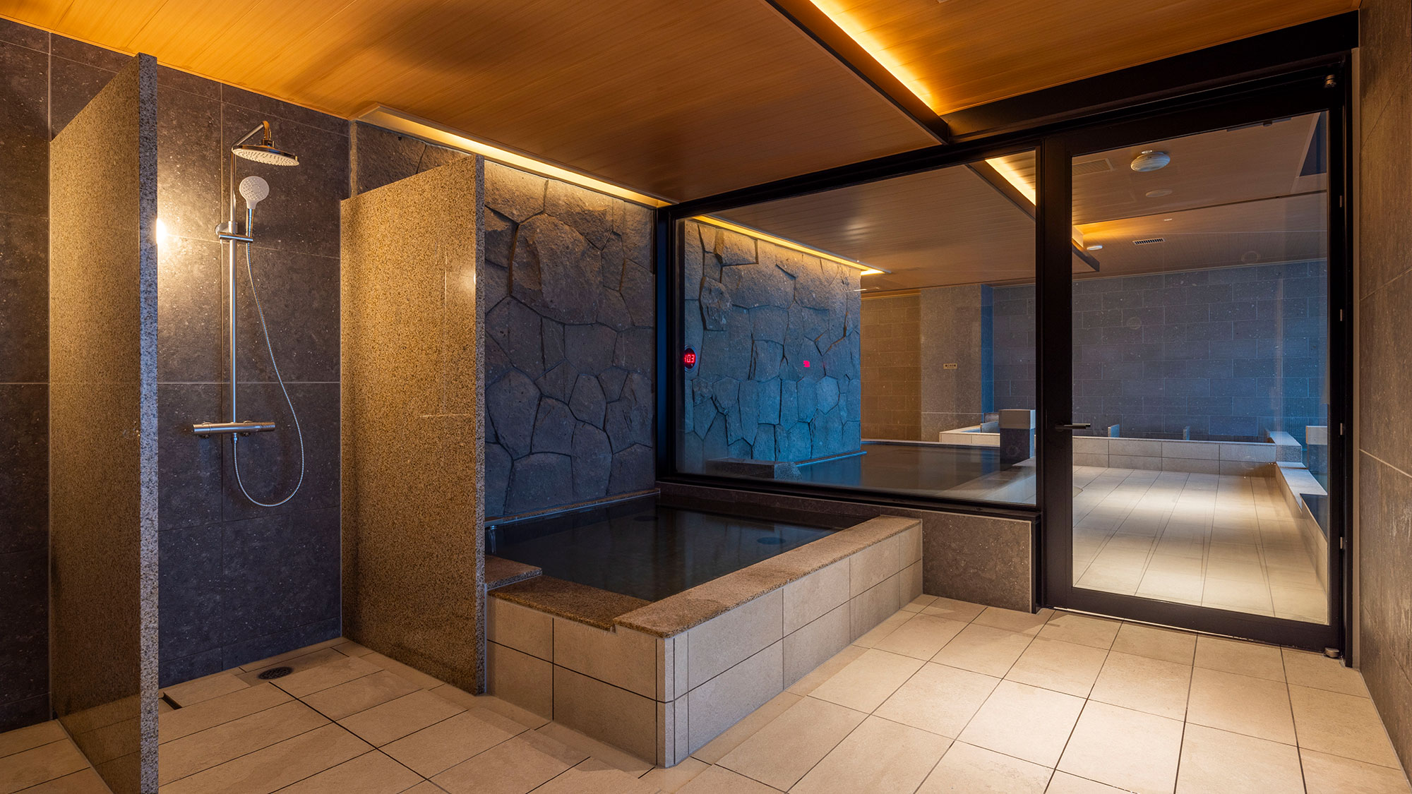 【スカイスパ】＜25F＞半露天風呂付温泉スパ＆サウナ。サウナ後の水風呂は18度に設定しております