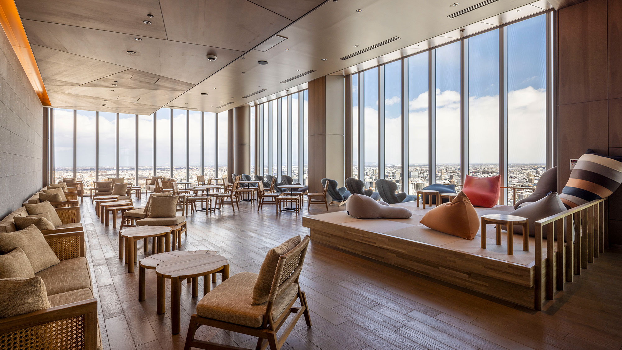 【ラウンジ】＜26F＞スパご利用のお客様専用の湯上りラウンジ。館内着のままお過ごしいただけます