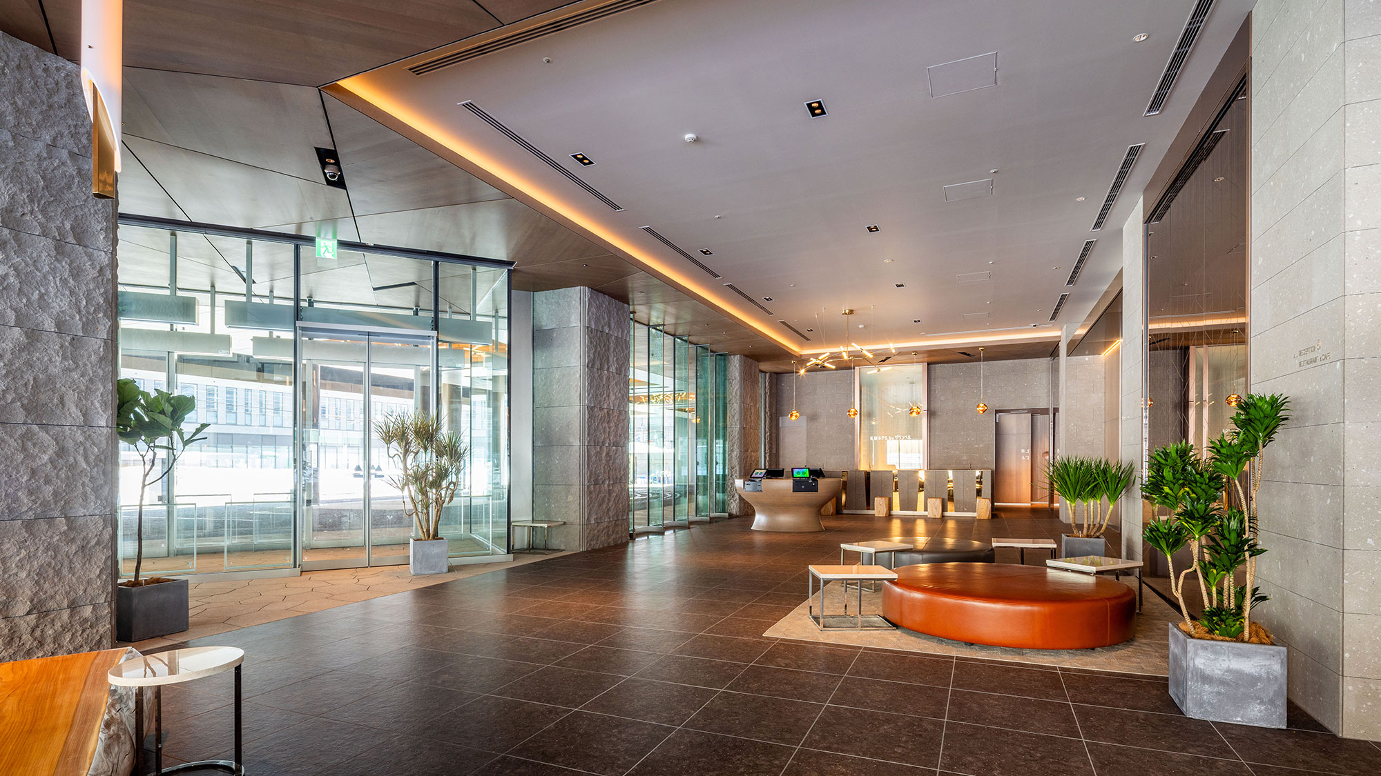 【エントランス】＜1F＞上品で明るい空間でゲストをお迎えするエントランスロビー