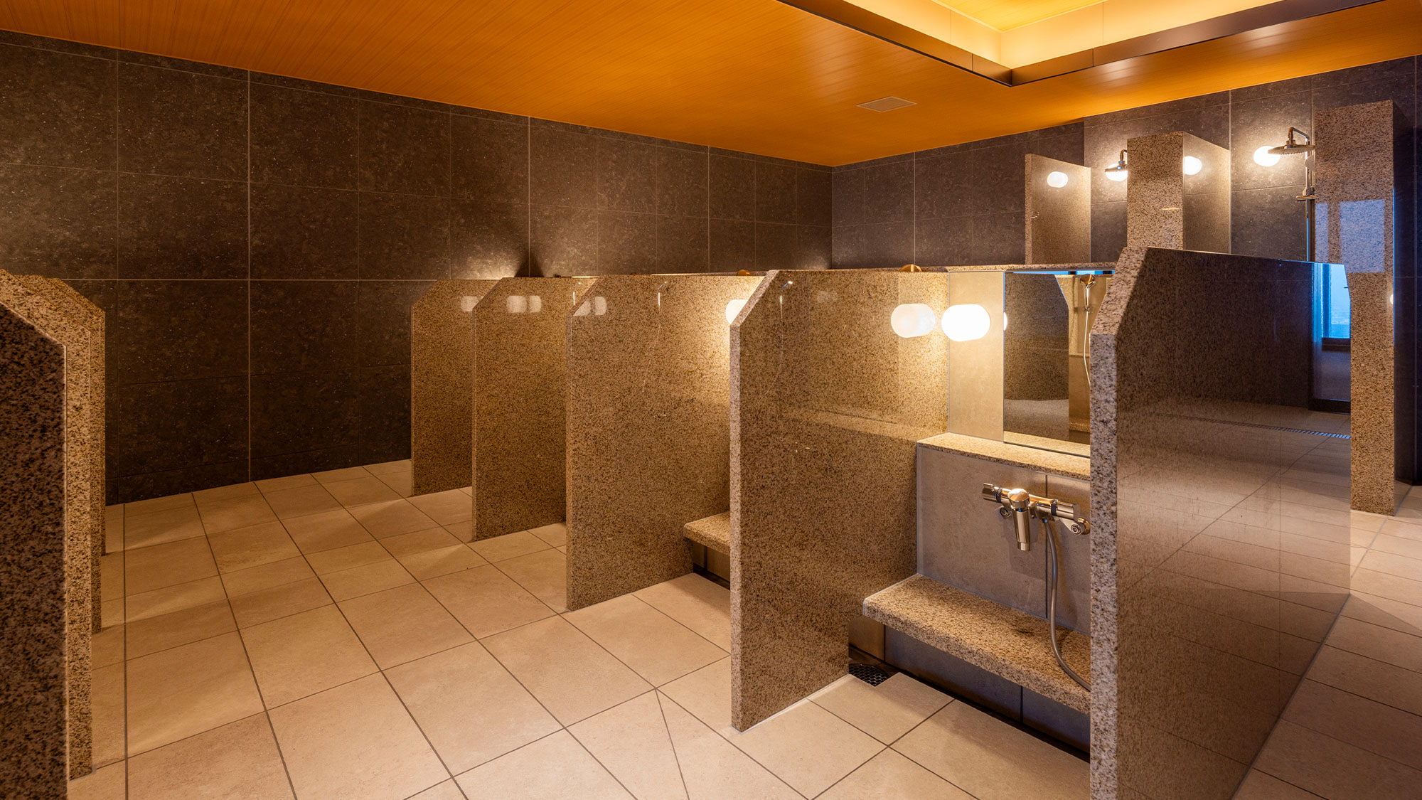 【スカイスパ】＜25F＞洗い場は周りを気にせずご利用いただけるよう、仕切りを設けております