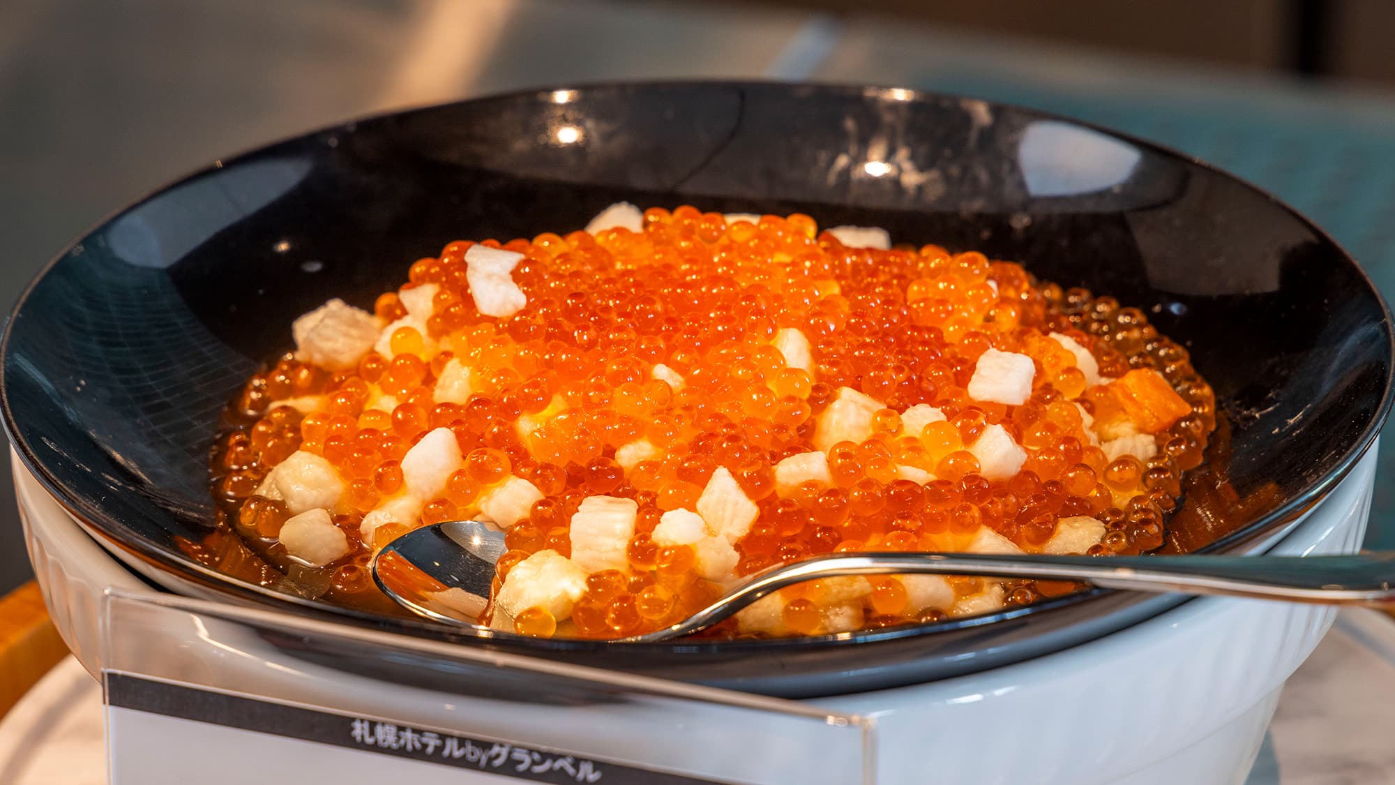 【朝食】マグロ・サーモン・甘エビなどをお好みで盛り付けて、自分だけの海鮮丼をお楽しみいただけます